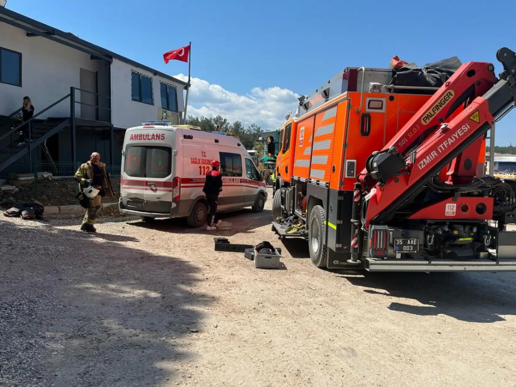 Hafriyat kamyonu konteynıra çarptı, sürücü hayatını kaybetti