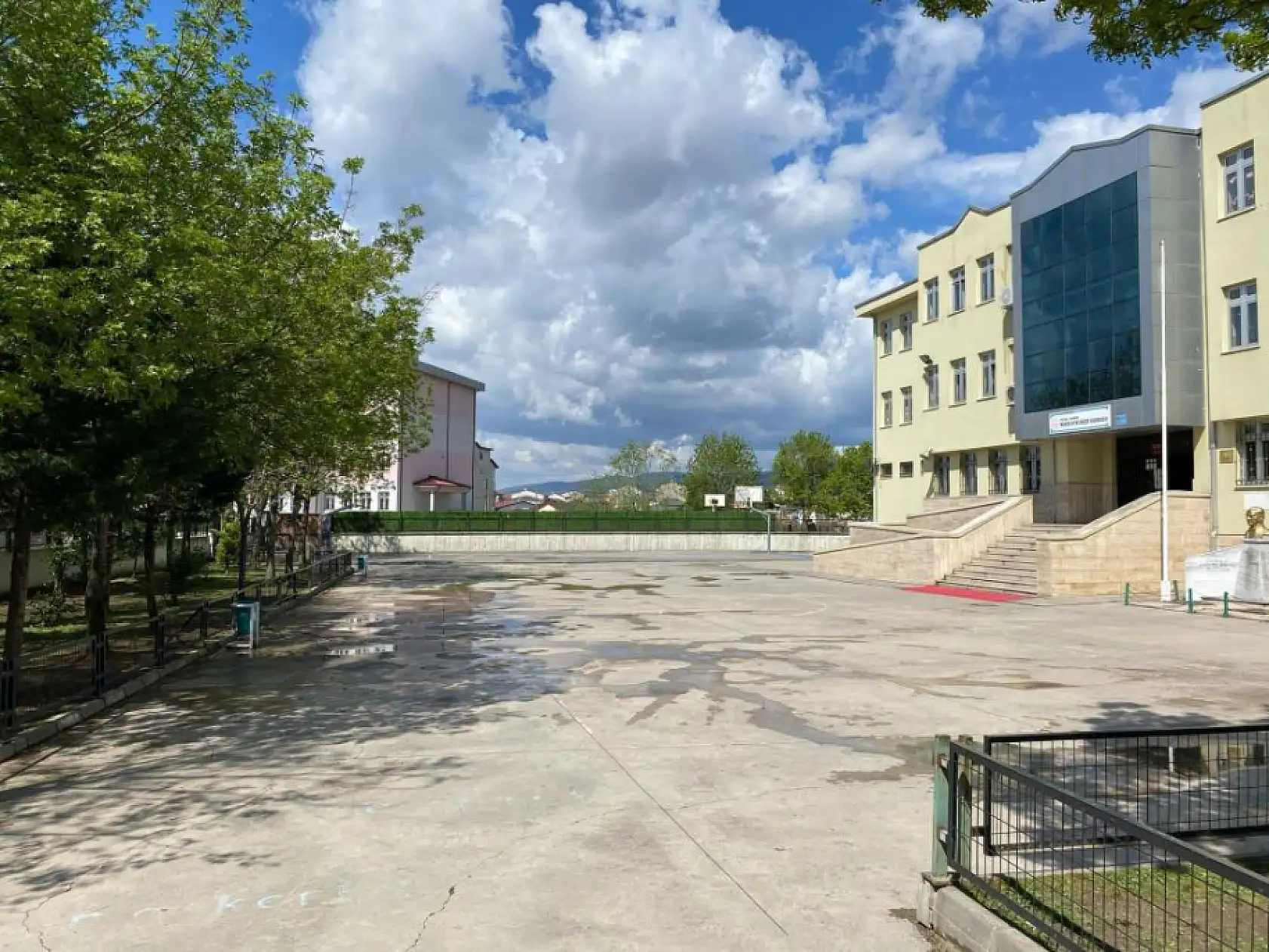 8 yaşındaki İrem hayatını kaybetti: Endişelenen veliler çocuklarını okula göndermedi