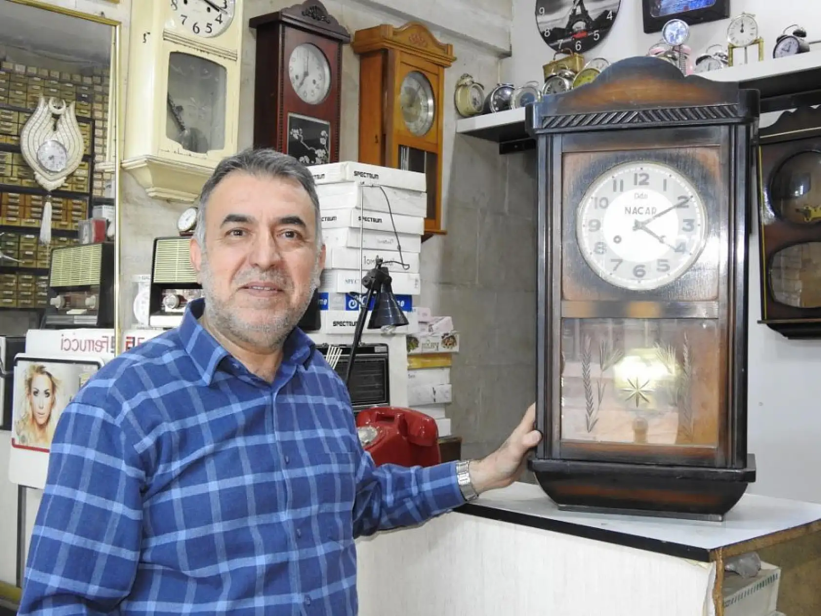 Zamanı tersine çeviren usta! 100 yıllık saatleri ilk günkü gibi çalıştırıyor