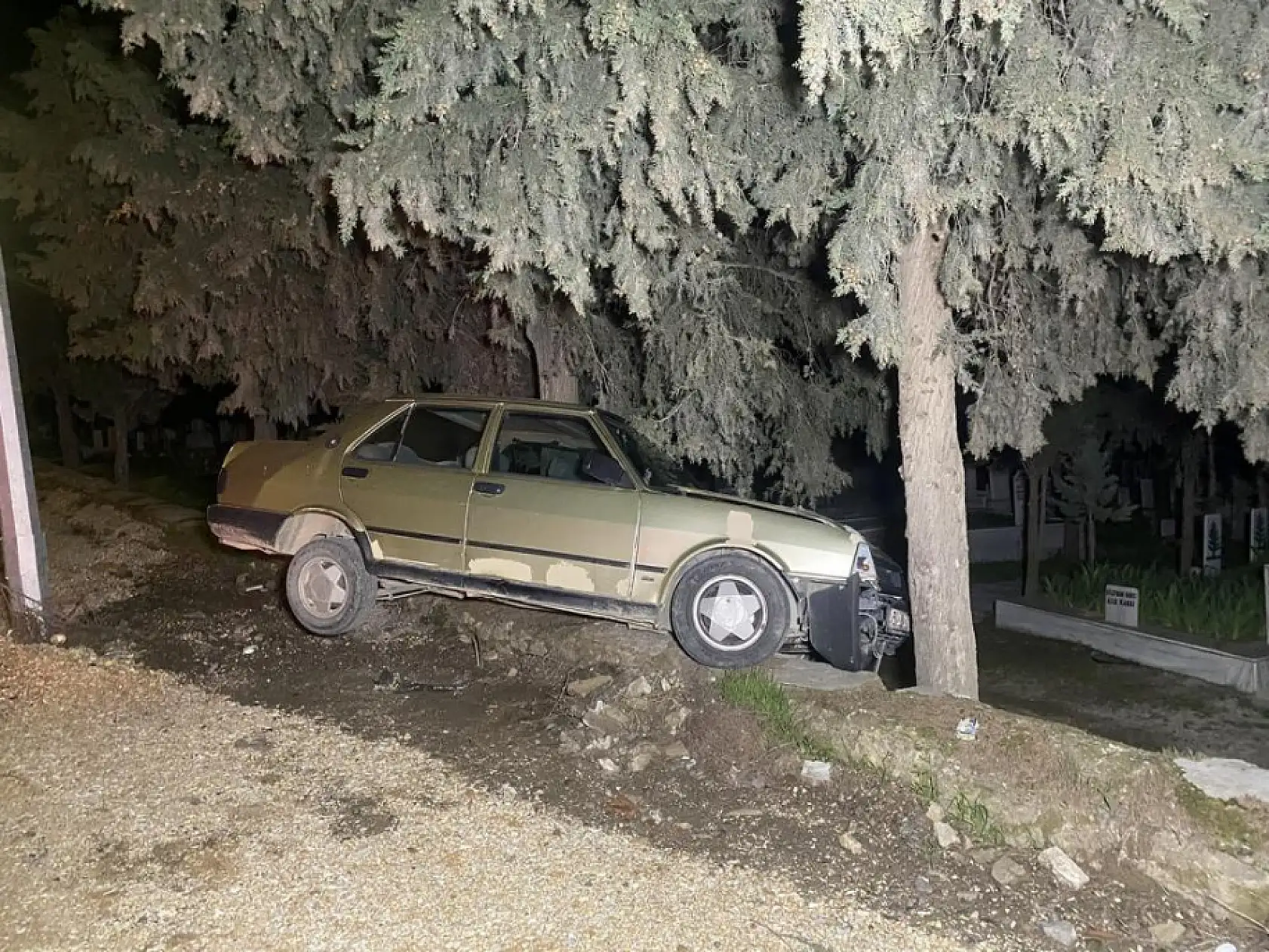Sürücüsü kalp krizi geçiren otomobil ağaca çarptı: 1 ölü