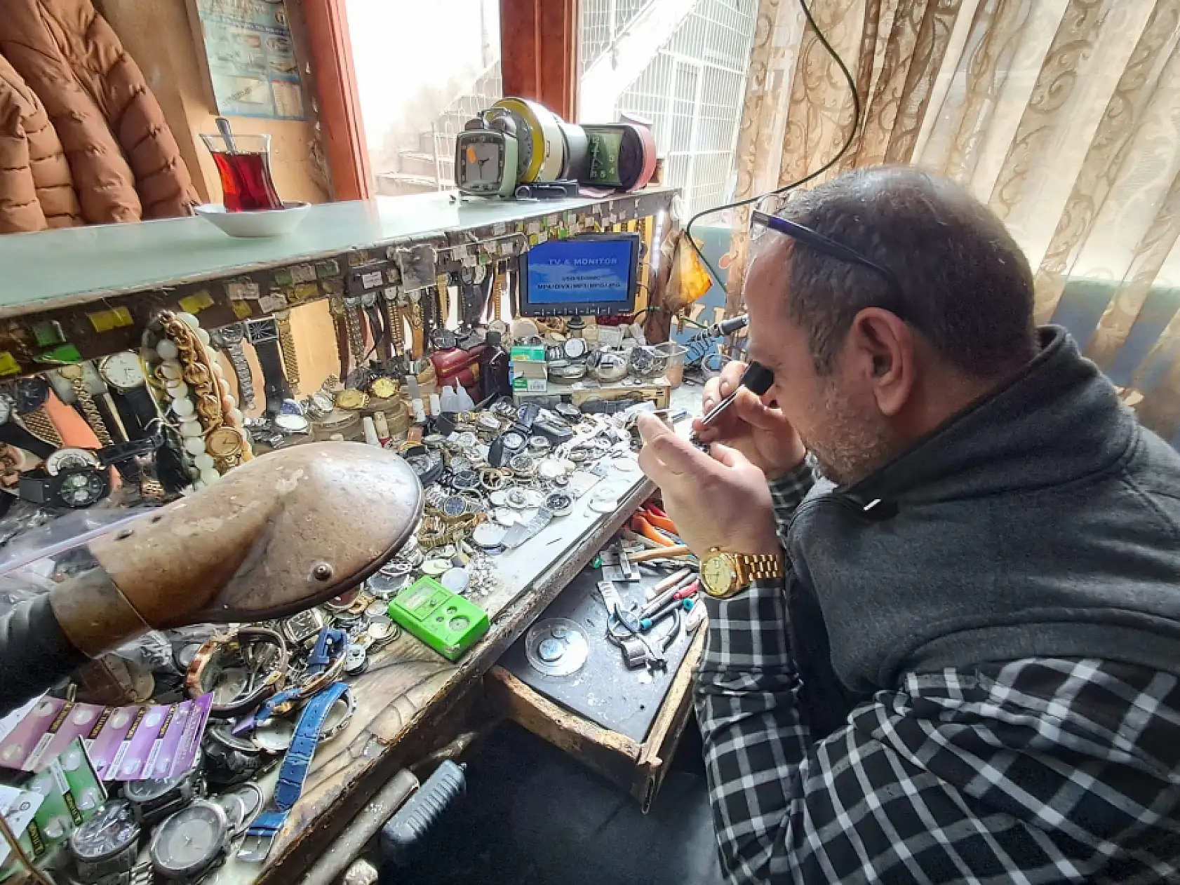 Kilisli saat ustası, çeyrek asırdır zamanın yaralarını sarıyor