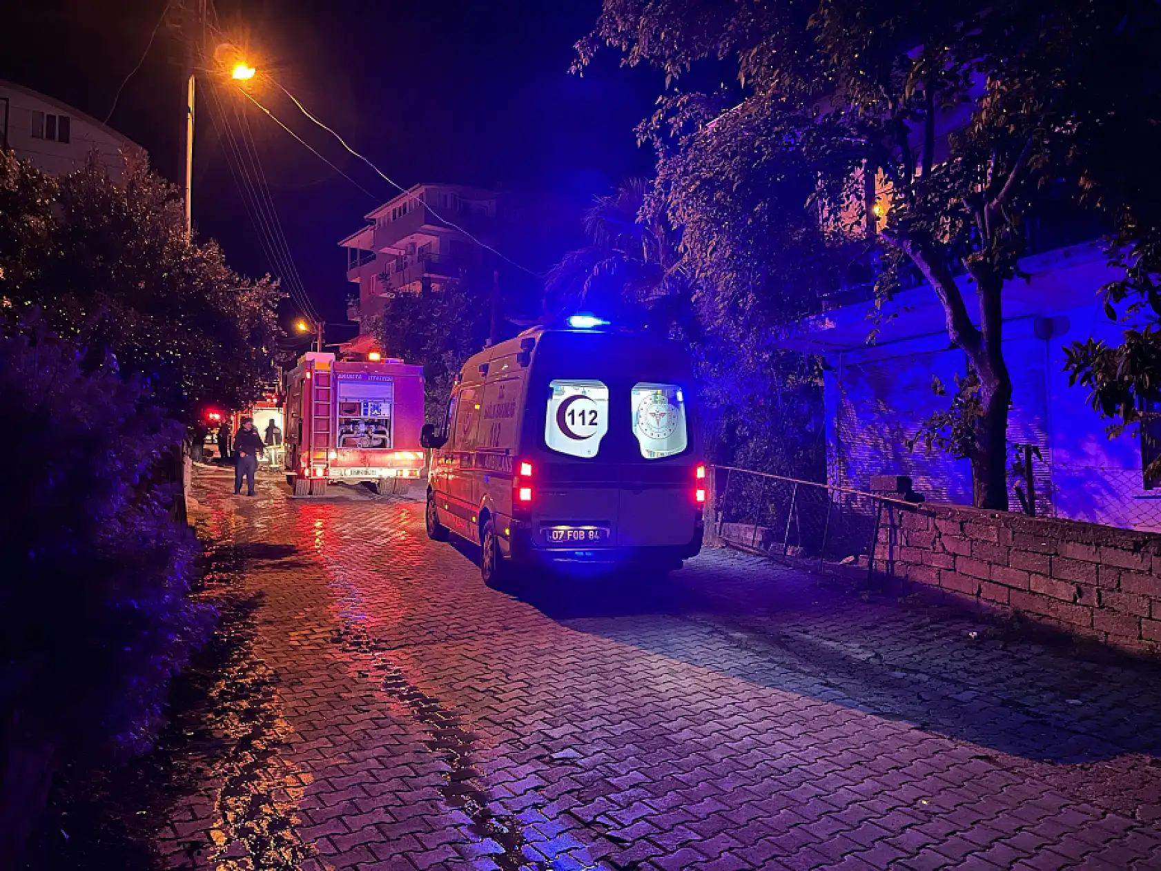 Annesine kızıp evi ateşe verdi, o anları da canlı yayınladı