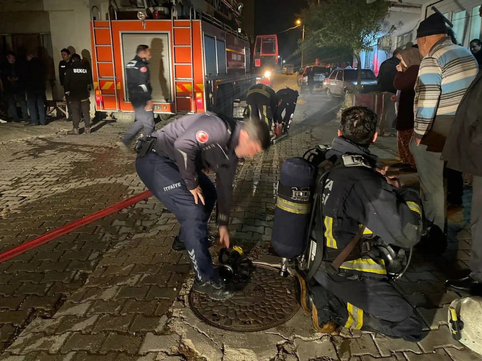 Annesine kızıp evi ateşe verdi, o anları da canlı yayınladı