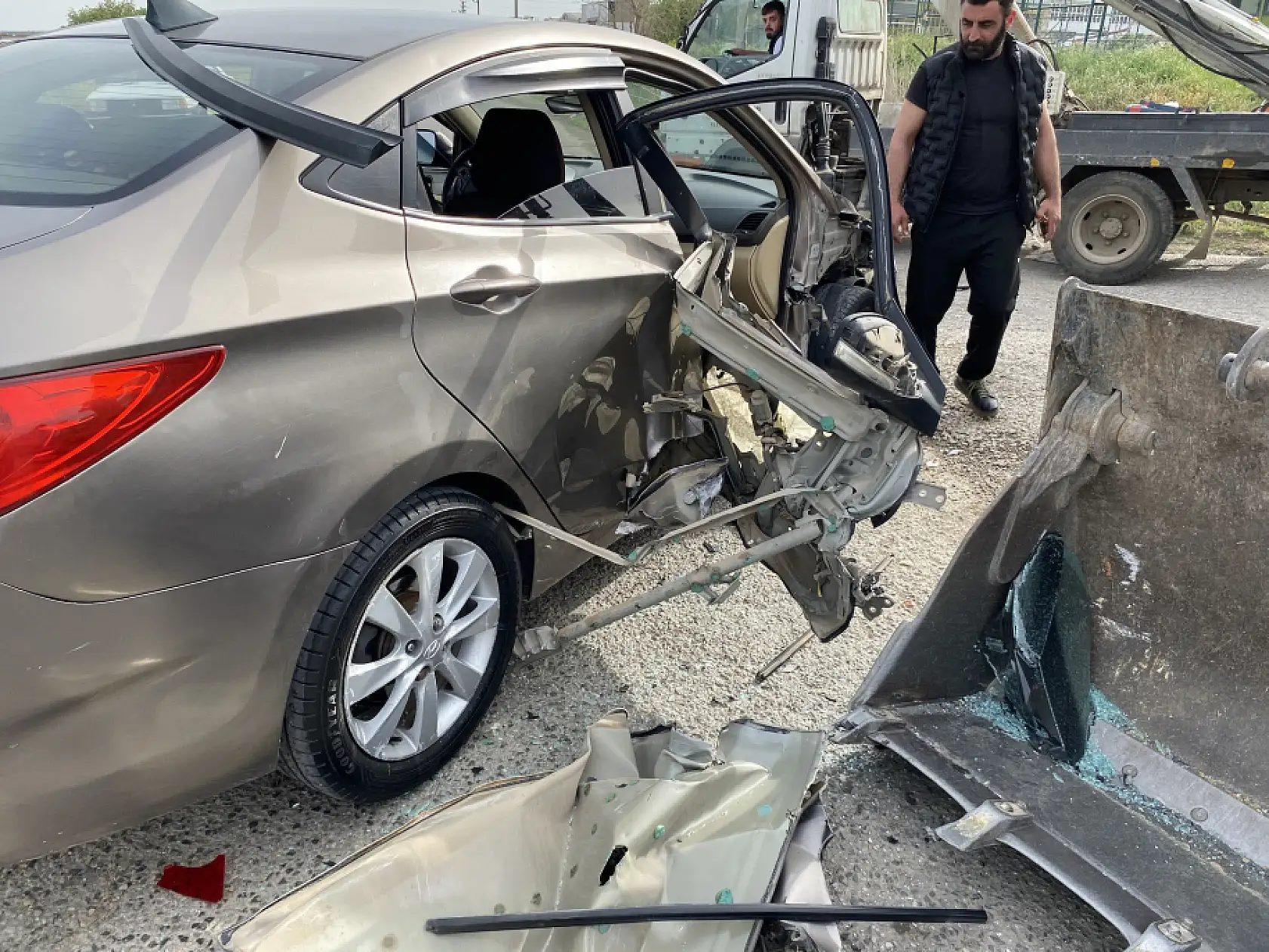 İş makinesi ile otomobil çarpıştı: 1 çocuk ve 1 hamile kadın yaralandı