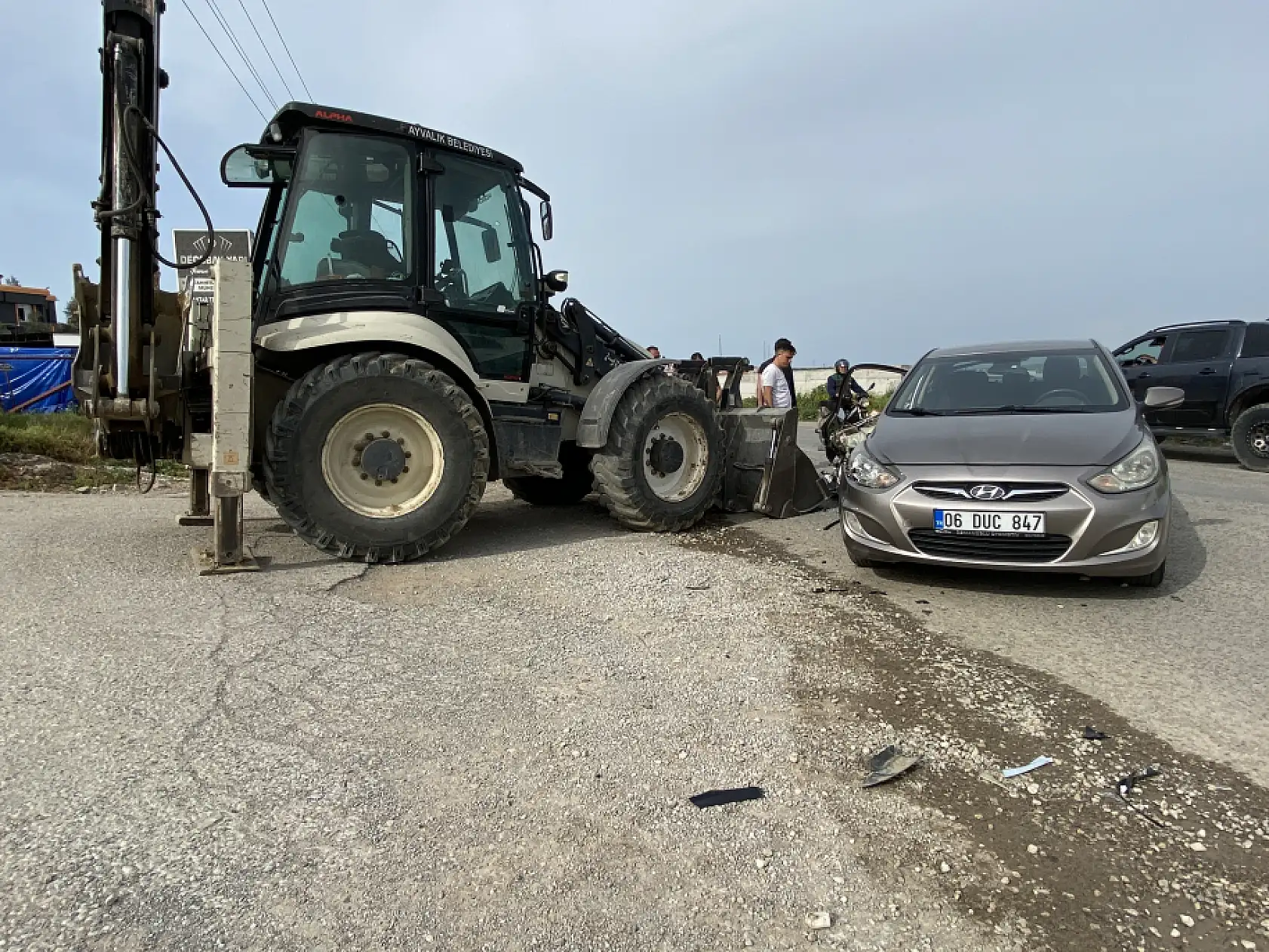 İş makinesi ile otomobil çarpıştı: 1 çocuk ve 1 hamile kadın yaralandı