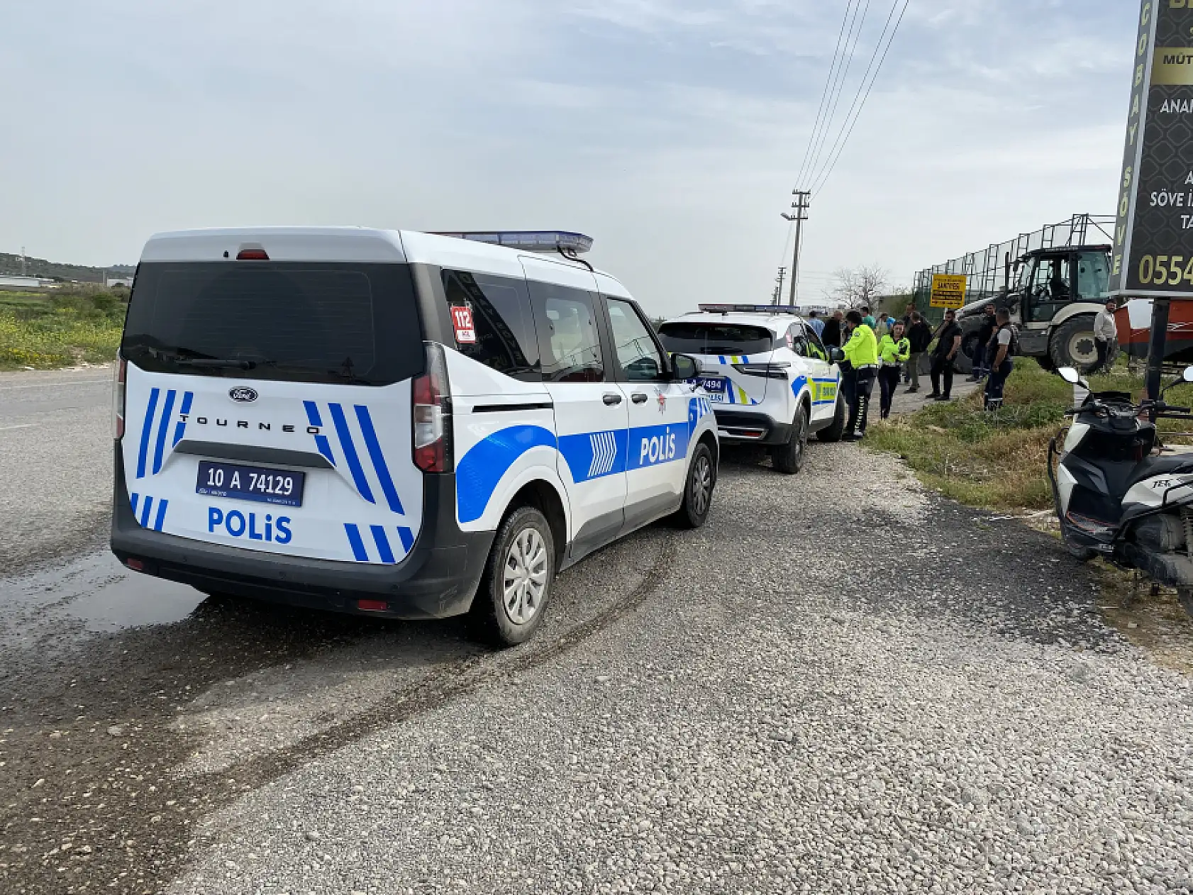 İş makinesi ile otomobil çarpıştı: 1 çocuk ve 1 hamile kadın yaralandı