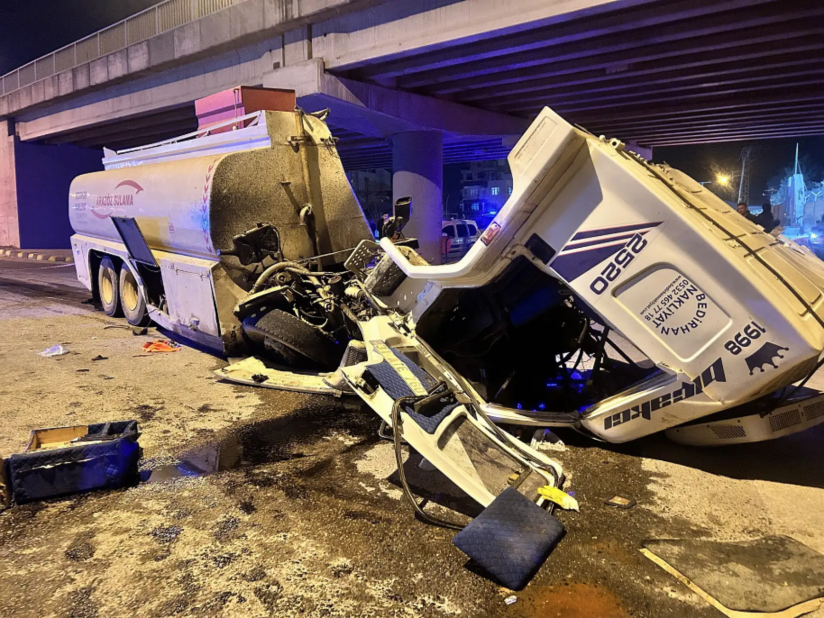 Freni patlayan arazöz otomobile ve üst geçit duvarına çarptı: 1 ölü, 1 yaralı