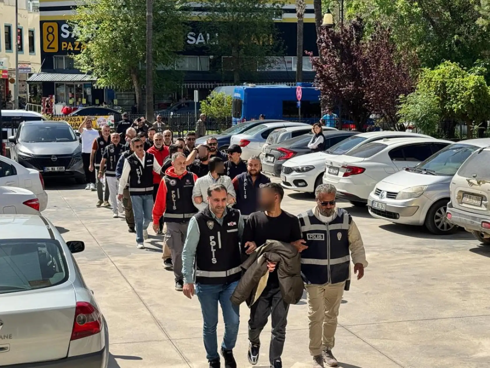 Birçok suçtan adliyeye sevk edilen şüpheliler: 'Düğün alayı mı var?'