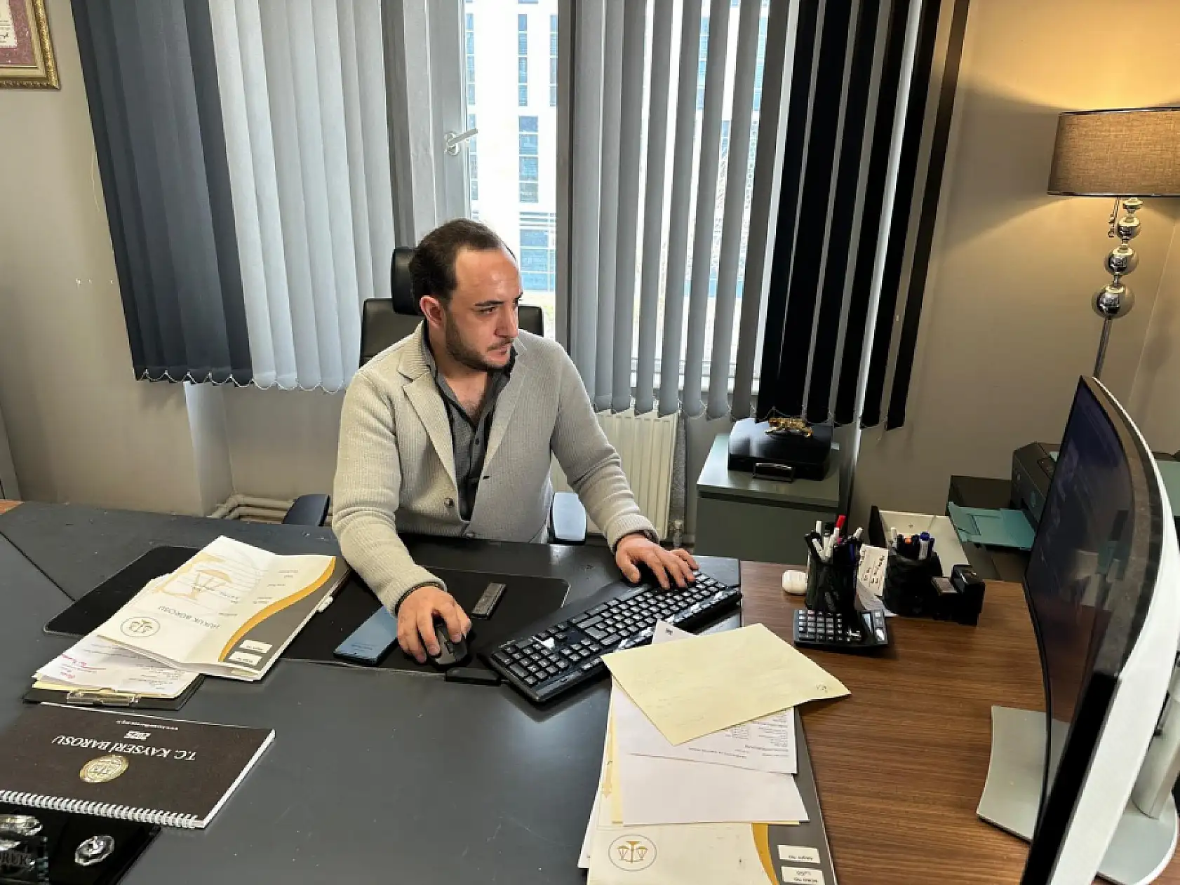 Aşık oldu, sosyal medyada dolandırıldı