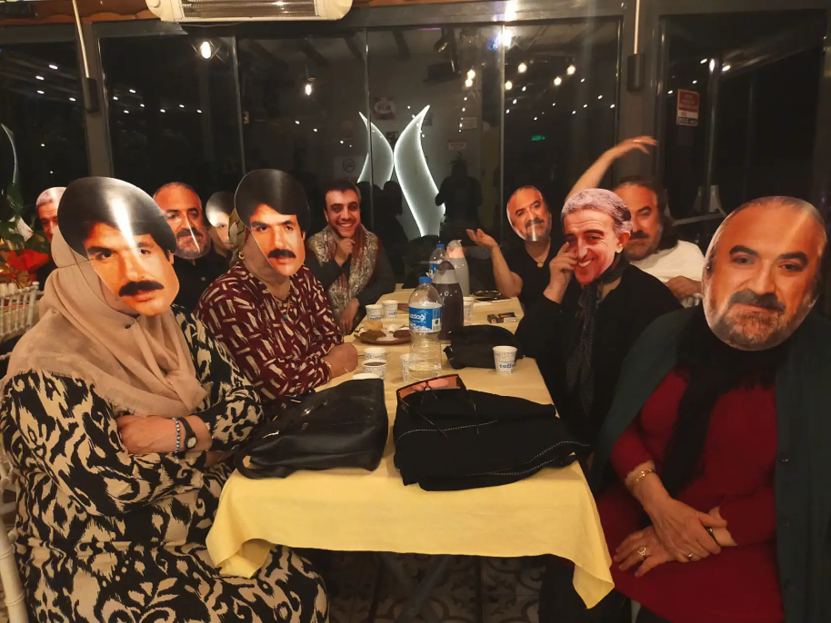 Maskeleri takıp sahneyi sallayan kadınlardan unutulmaz gece