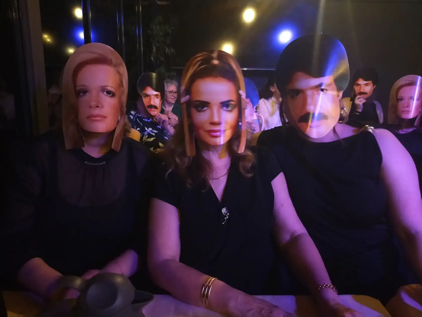 Maskeleri takıp sahneyi sallayan kadınlardan unutulmaz gece