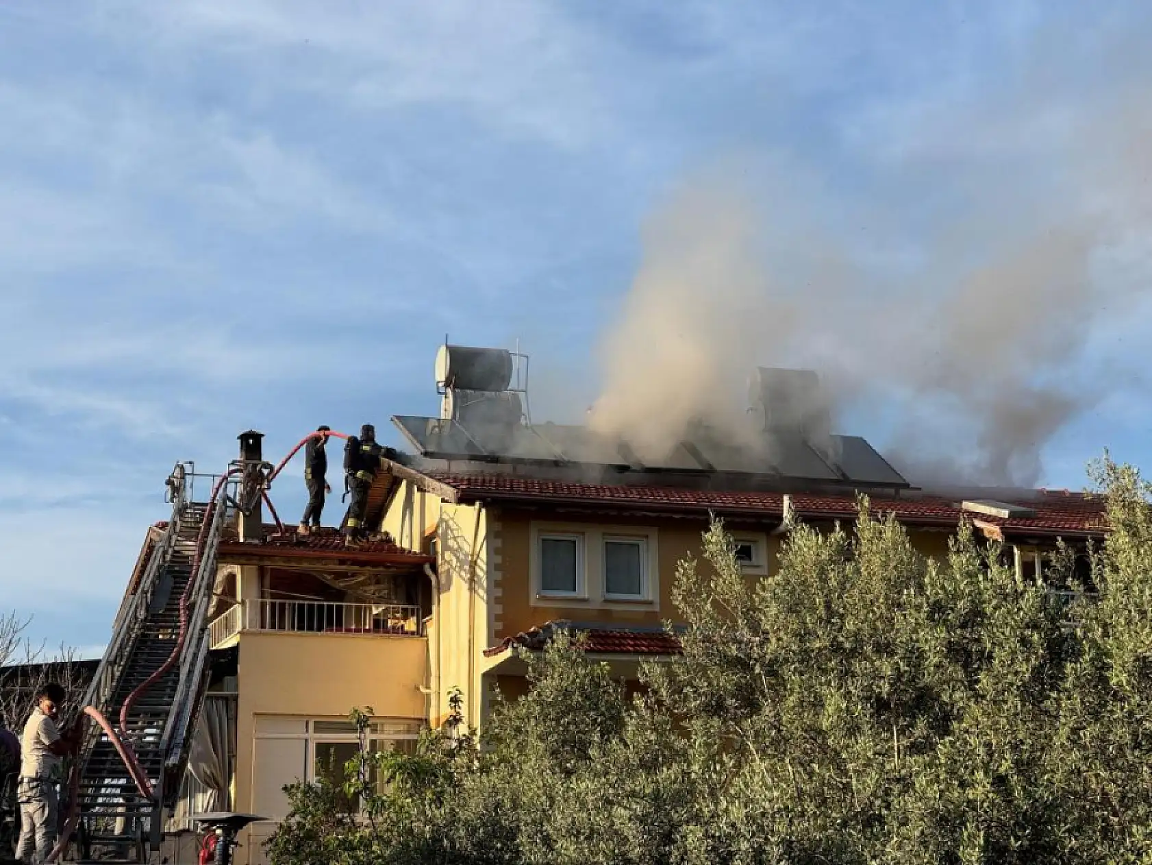 Fethiye'de çatıda çıkan yangın panik yarattı