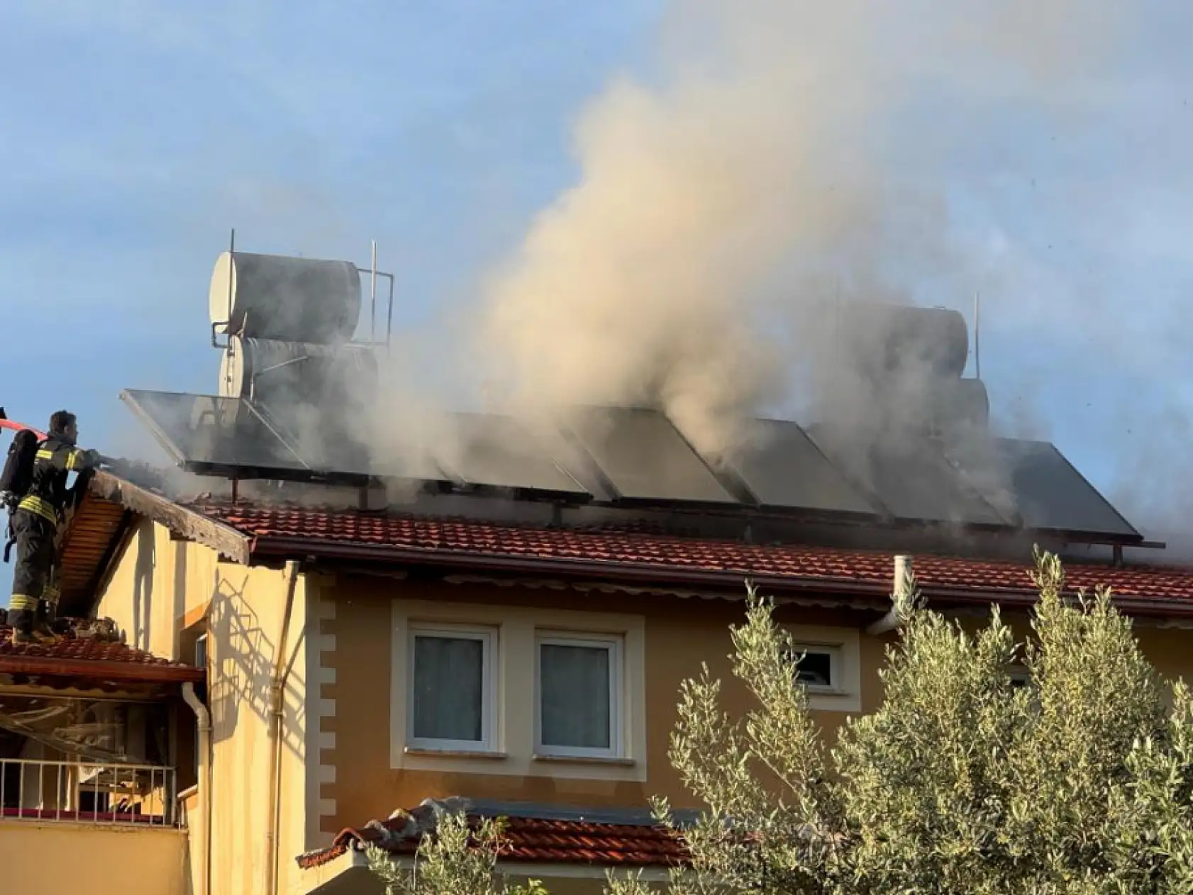 Fethiye'de çatıda çıkan yangın panik yarattı