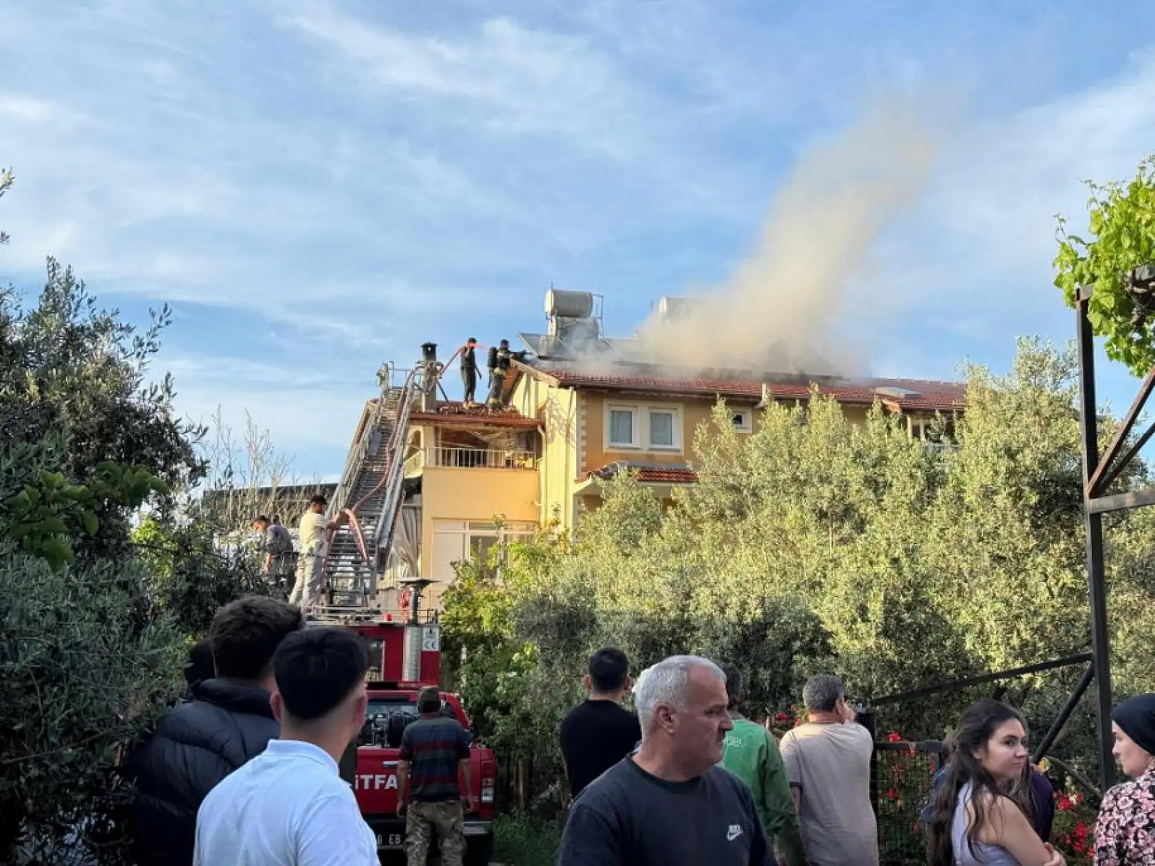 Fethiye'de çatıda çıkan yangın panik yarattı