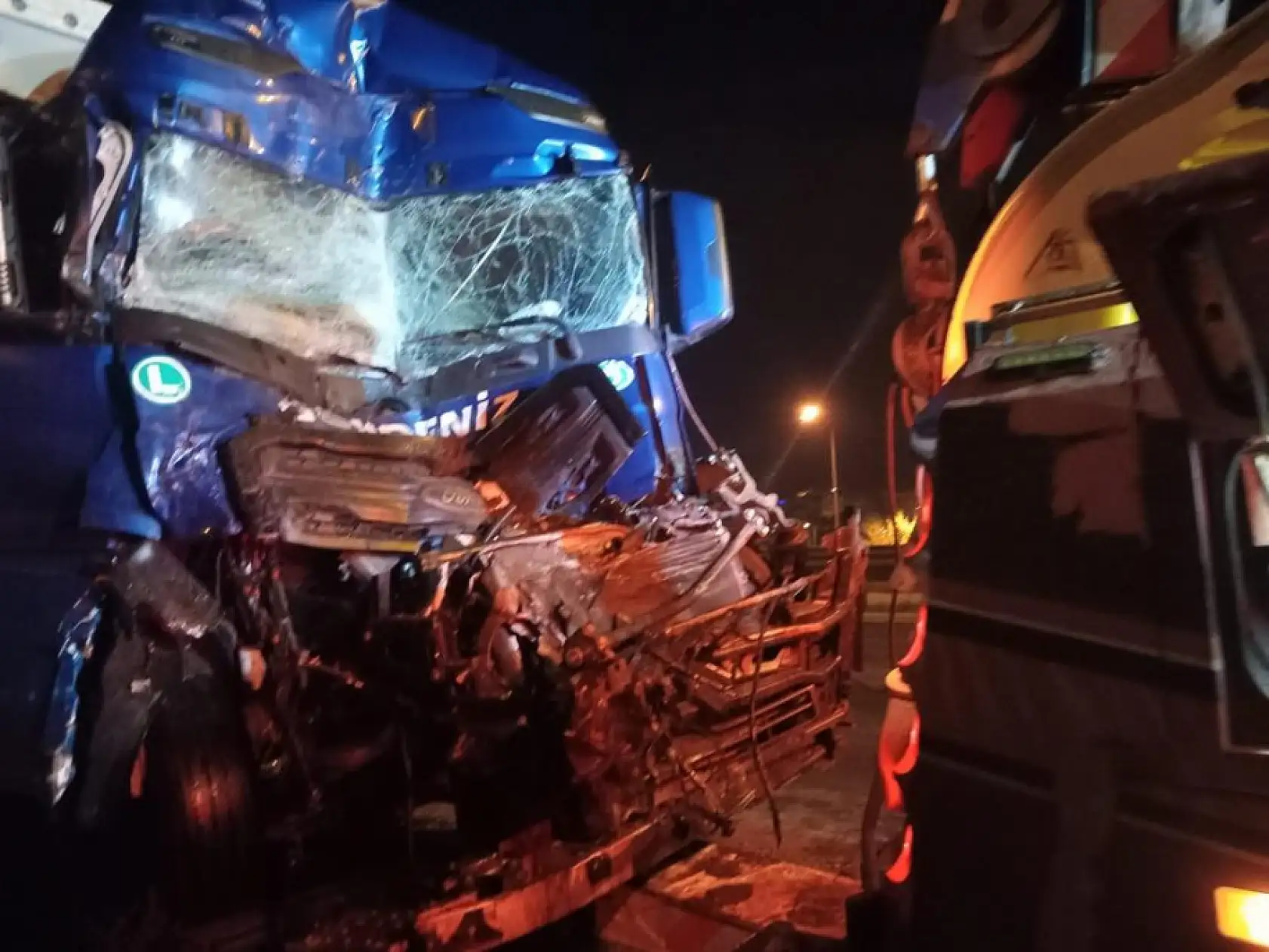 Öğrenci taşıyan otobüse arkadan tır çarptı 18 kişi yaralandı