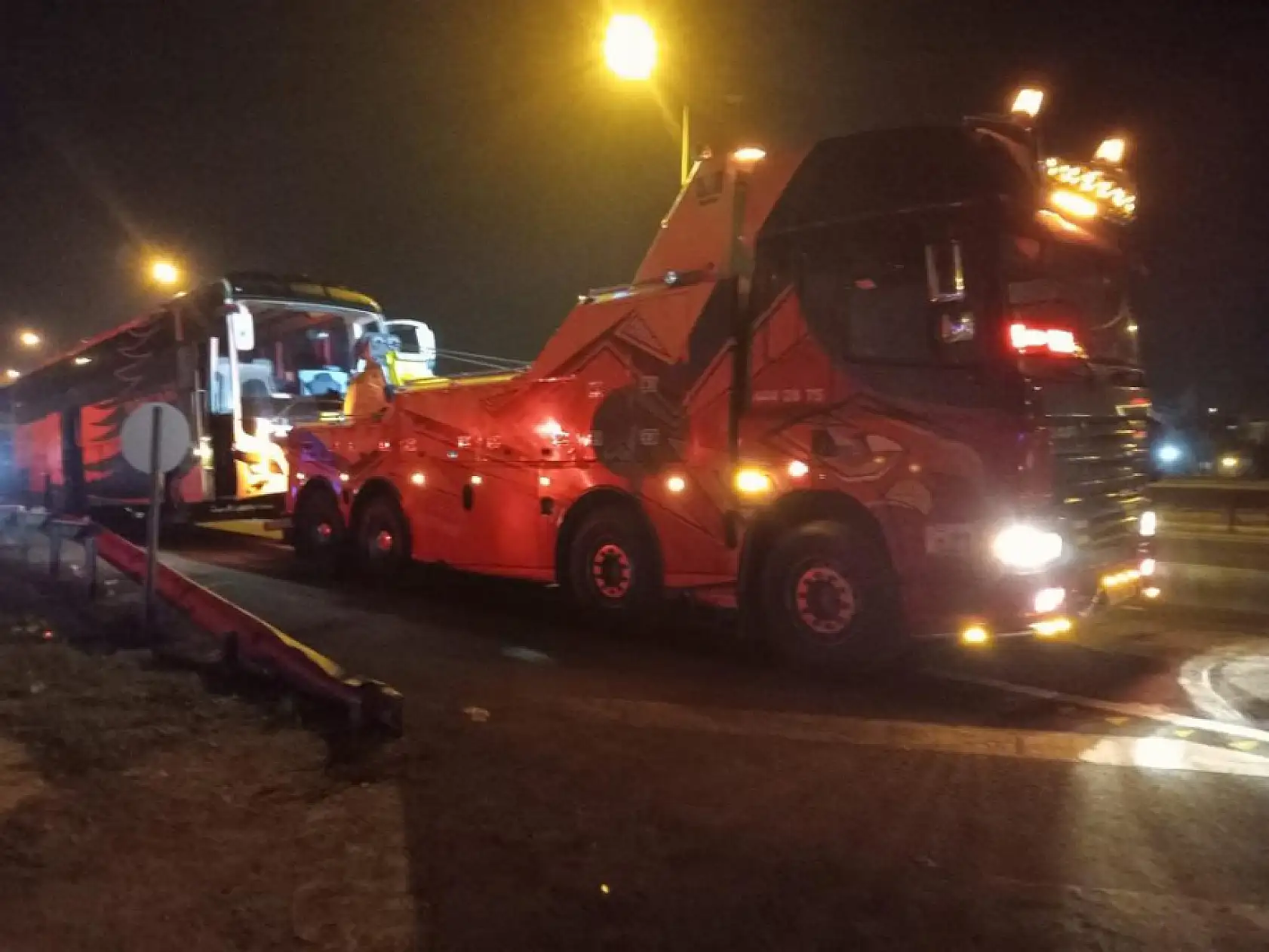 Öğrenci taşıyan otobüse arkadan tır çarptı 18 kişi yaralandı