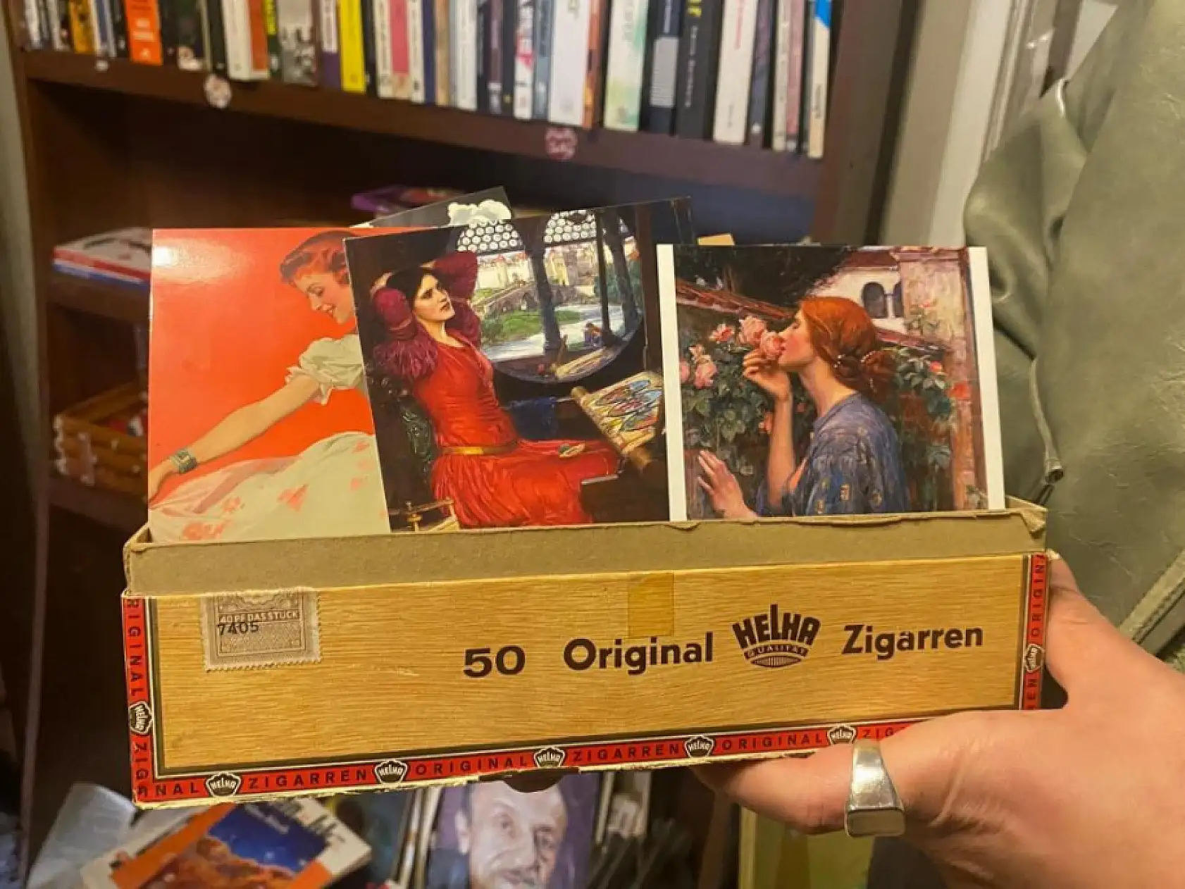 Yeni nesil eski kartpostalların peşinde! Gençler kapısında kuyrukta