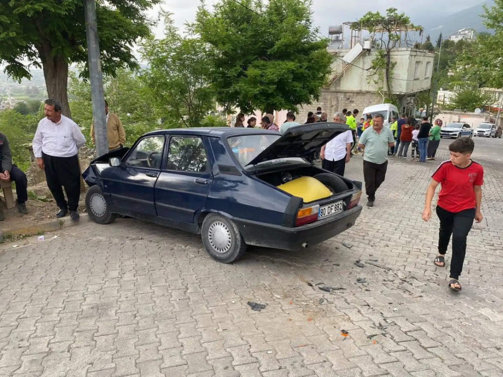 Okul servisi ile otomobil çarpıştı: 9'u öğrenci 11 yaralı
