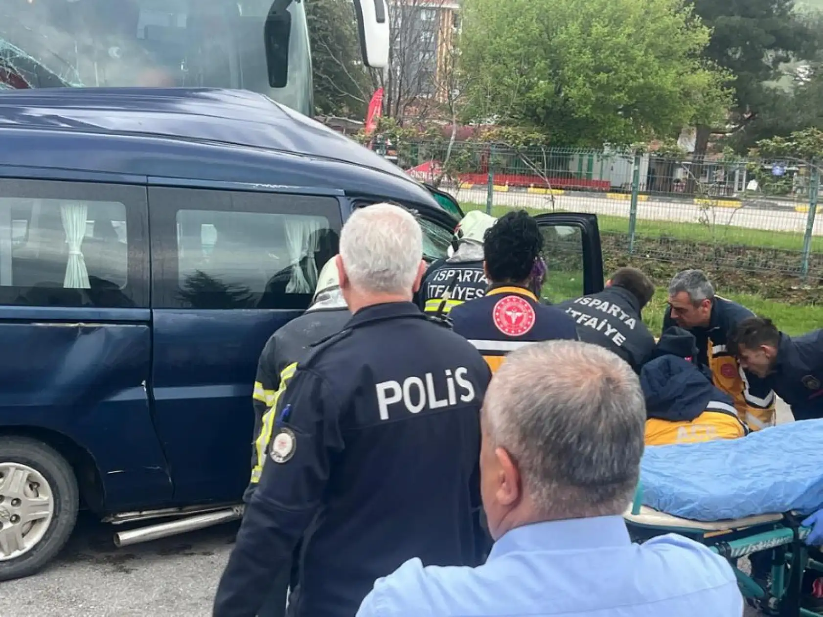 Yolcu otobüsü hafif ticari aracı biçti: 1 ölü, 2 yaralı