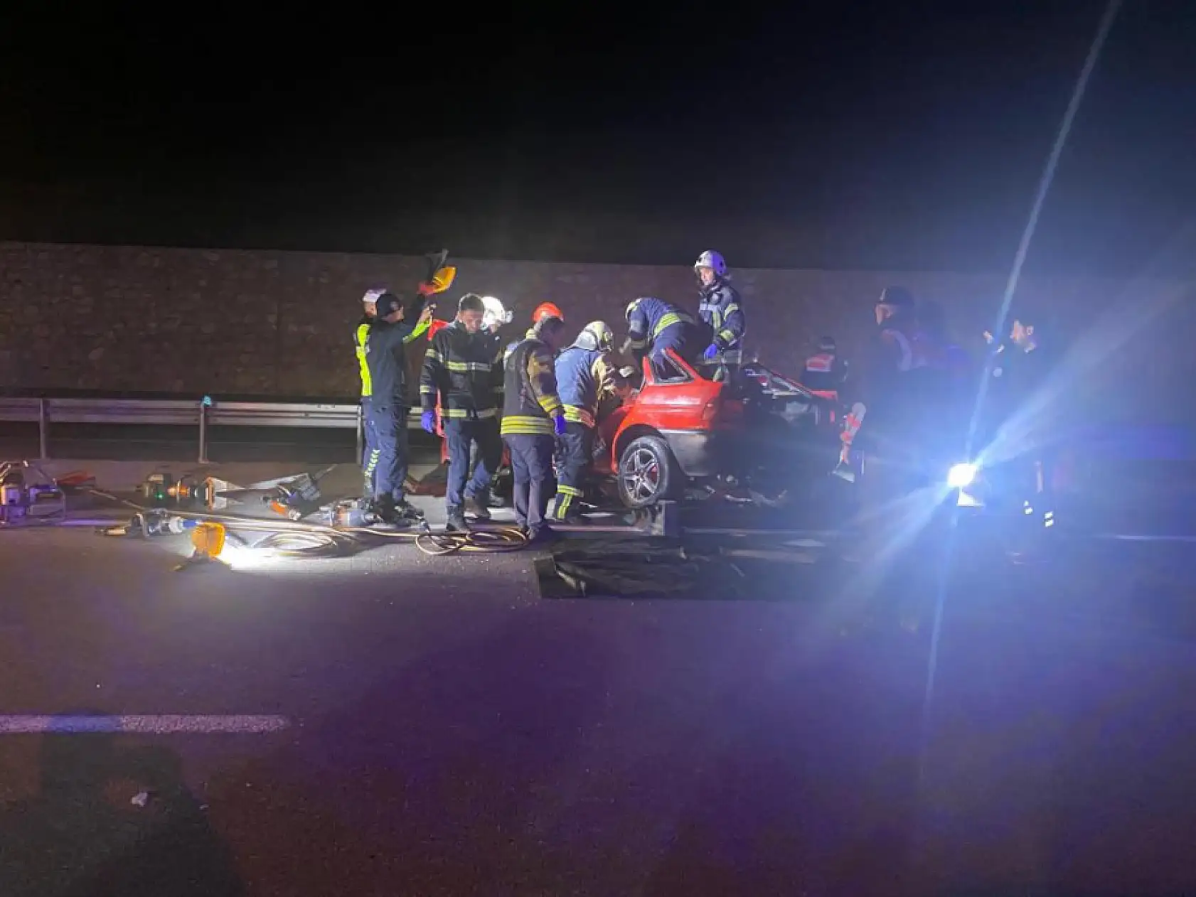 Bariyerlere giren otomobil, iki kişiye mezar oldu