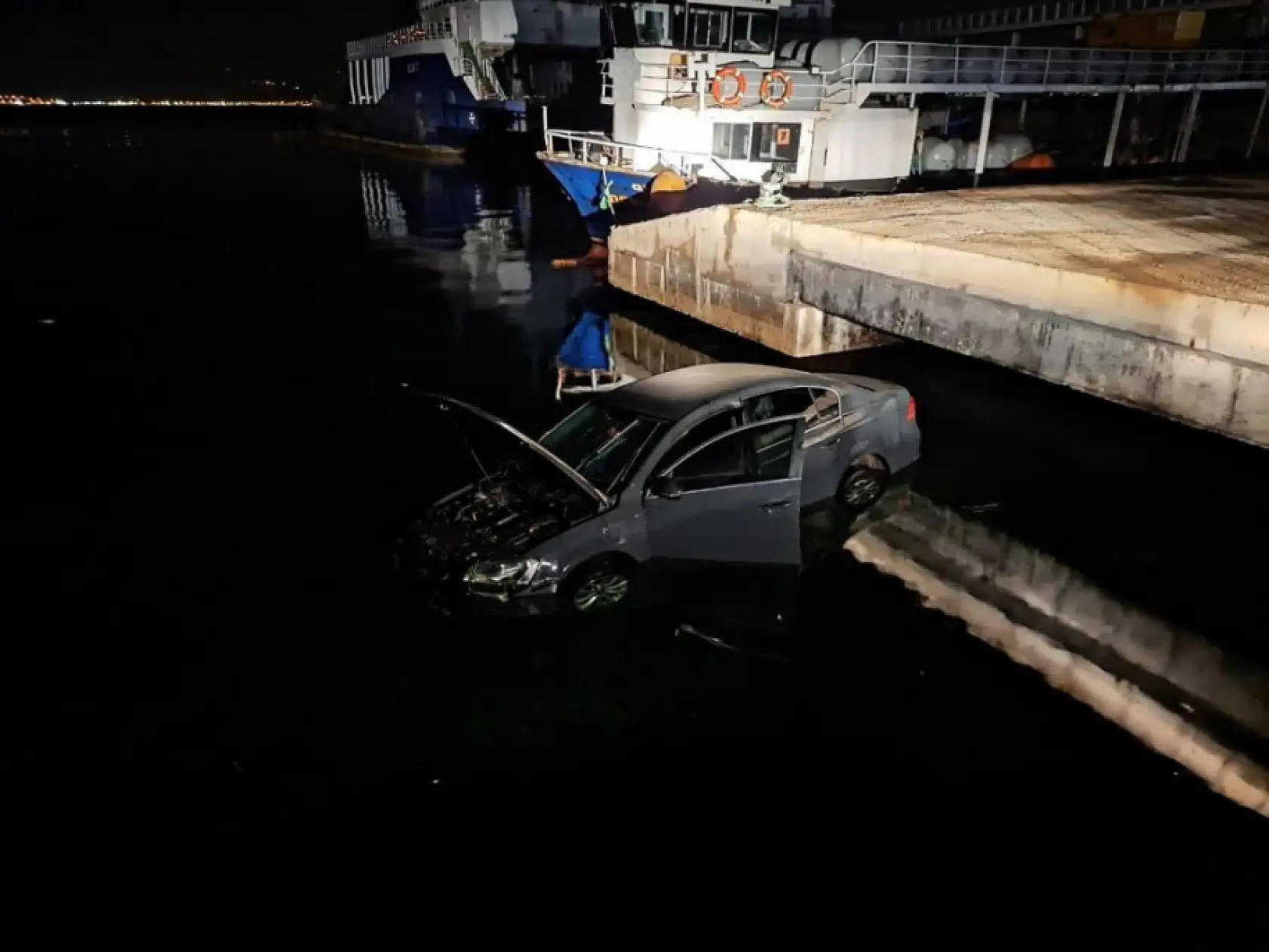 Gece yarısı park halindeki otomobil aniden denize düştü