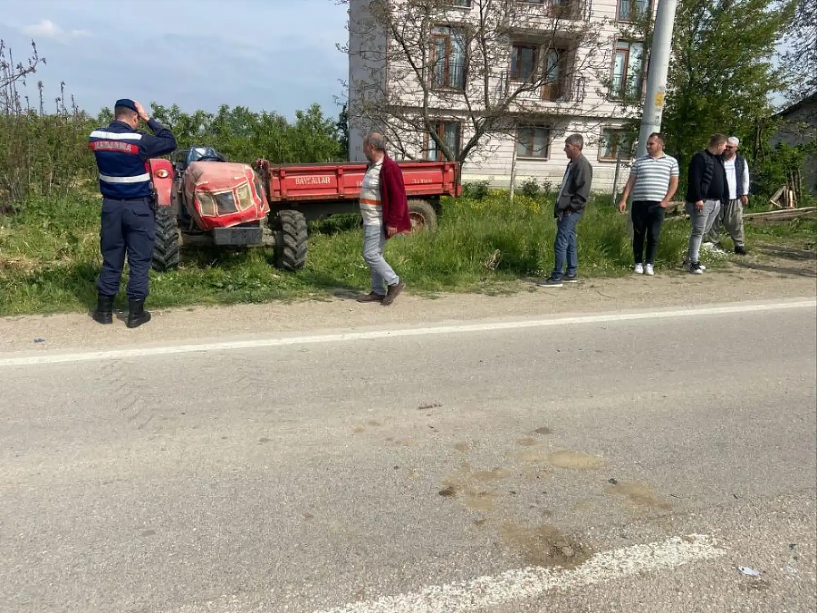 Traktör ile otomobil çarpıştı: 1'i çocuk, 3 yaralı