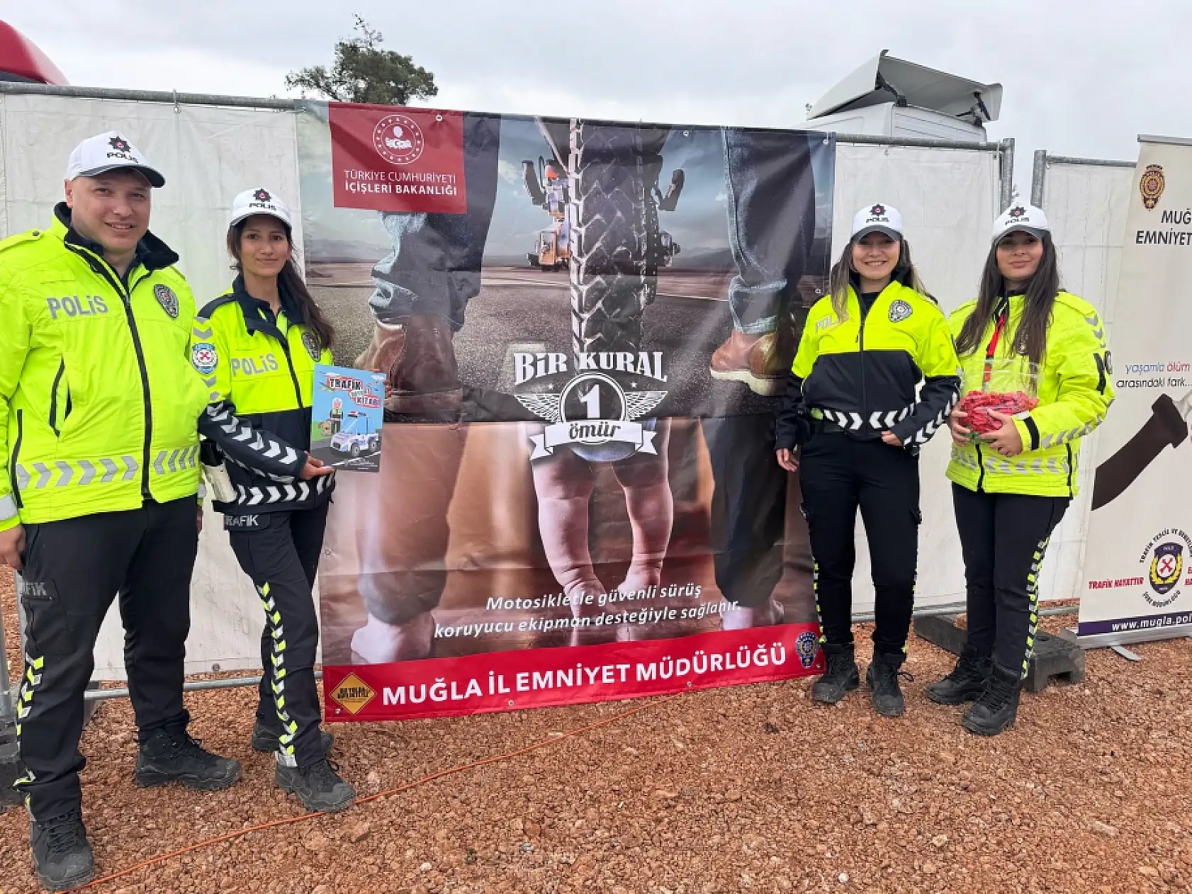 Muğla emniyetinden Kraliçe Etap'ta trafik farkındalığı etkinliği