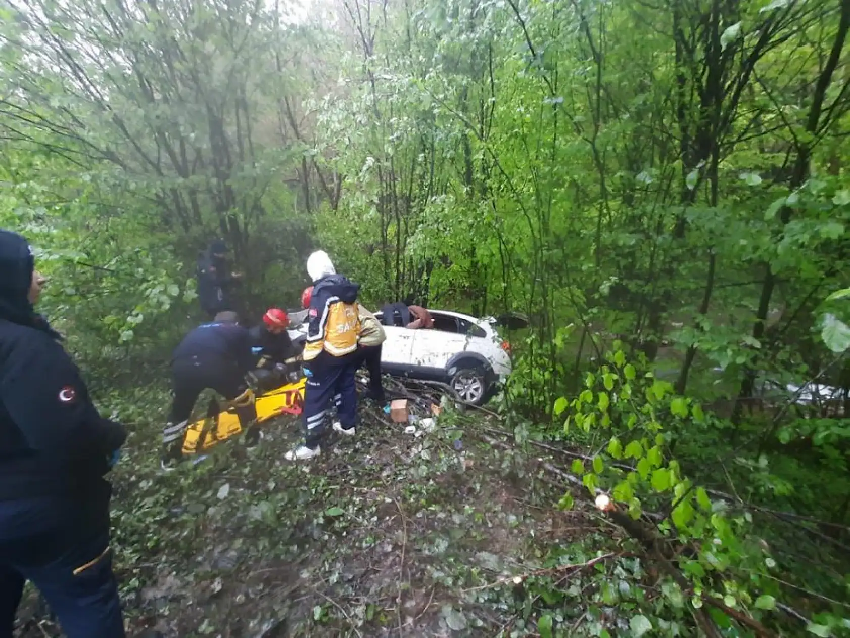 Kontrolden çıkan araç ormana uçtu: 1 ölü, 3 yaralı