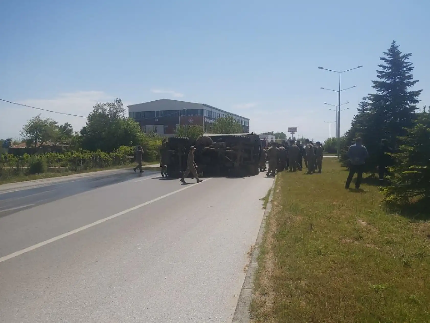 Askeri araçla otomobil çarpıştı: 3'ü askeri personel 4 kişi yaralandı