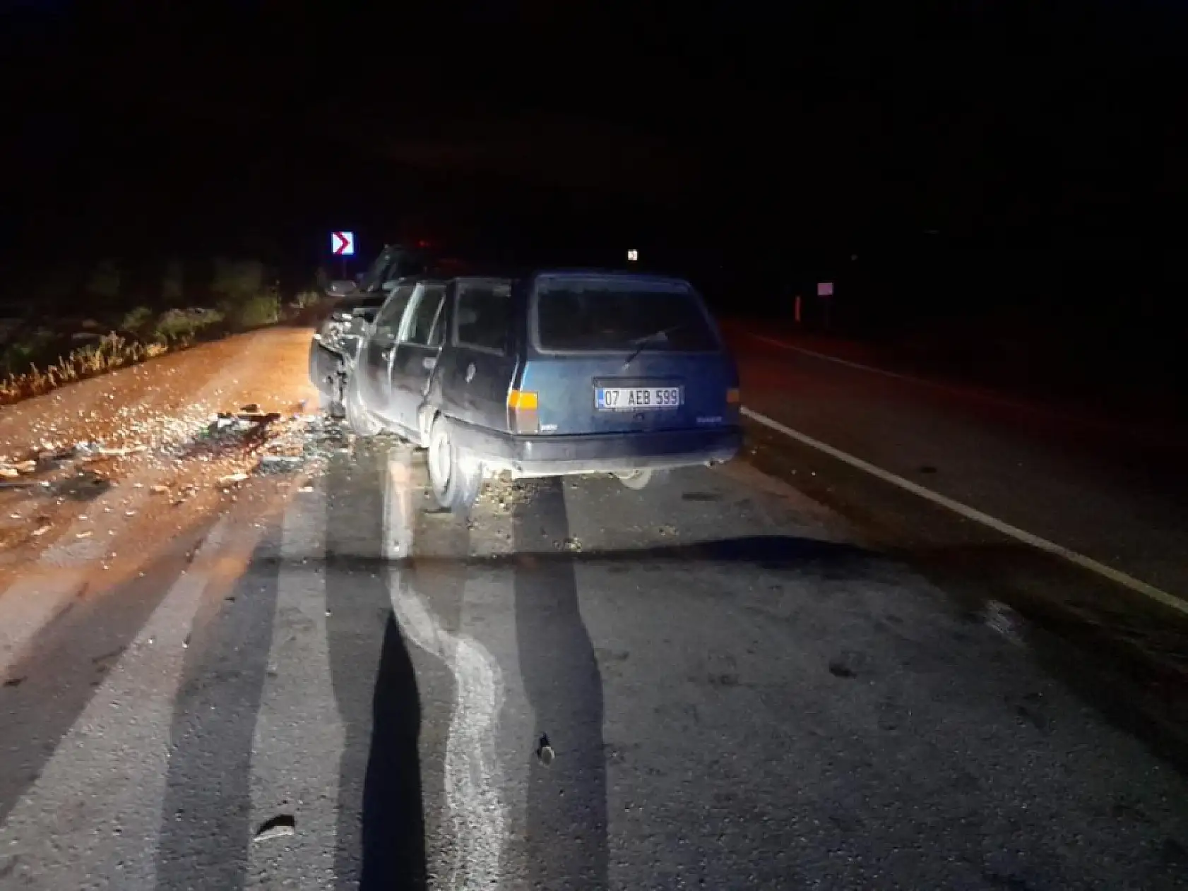 Araçlar kafa kafaya çarpıştı: 3 yaralı