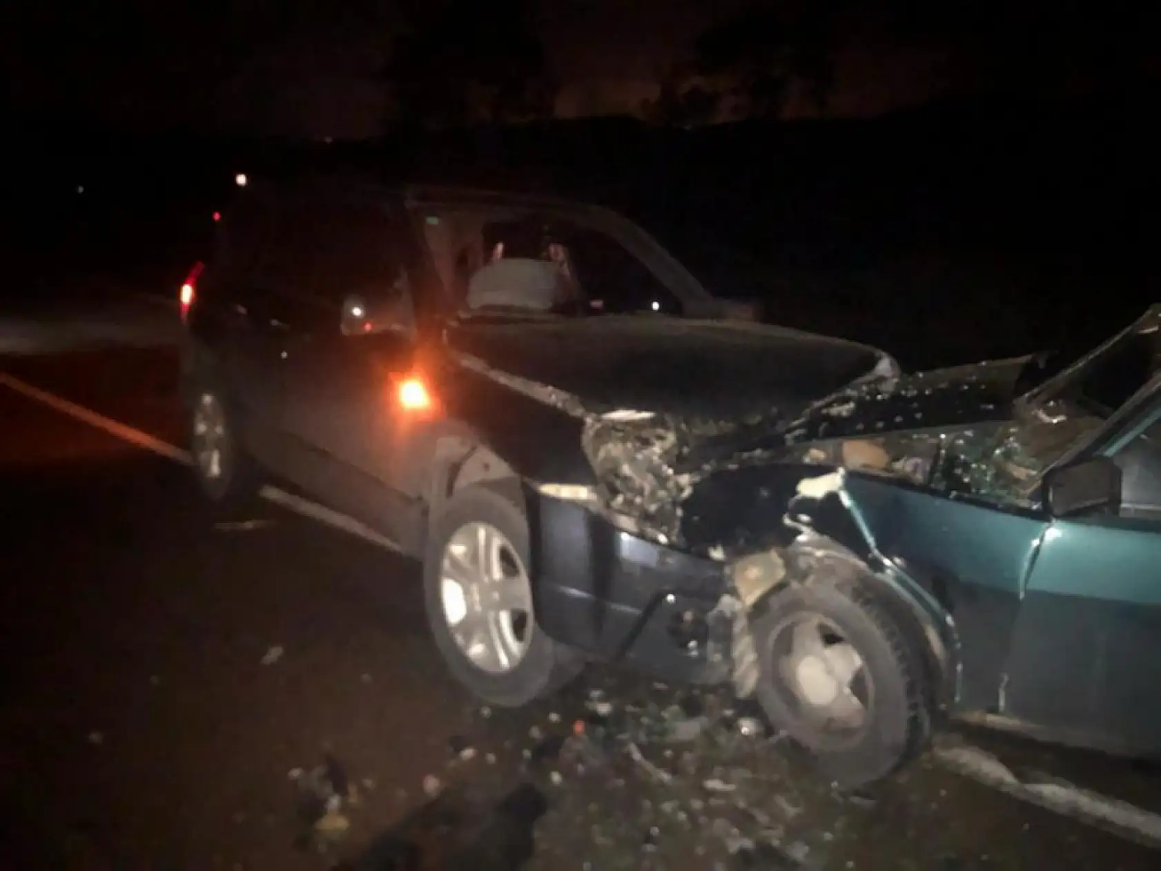 Araçlar kafa kafaya çarpıştı: 3 yaralı