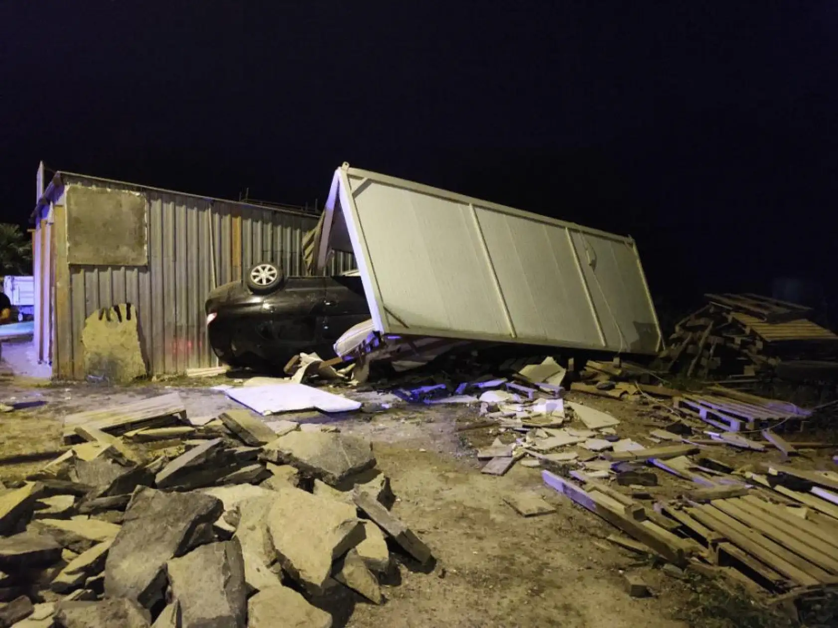 Bodrum'da korkunç kaza! Otomobil takla attı ve konteynere çarptı, 3 kişi yaralandı