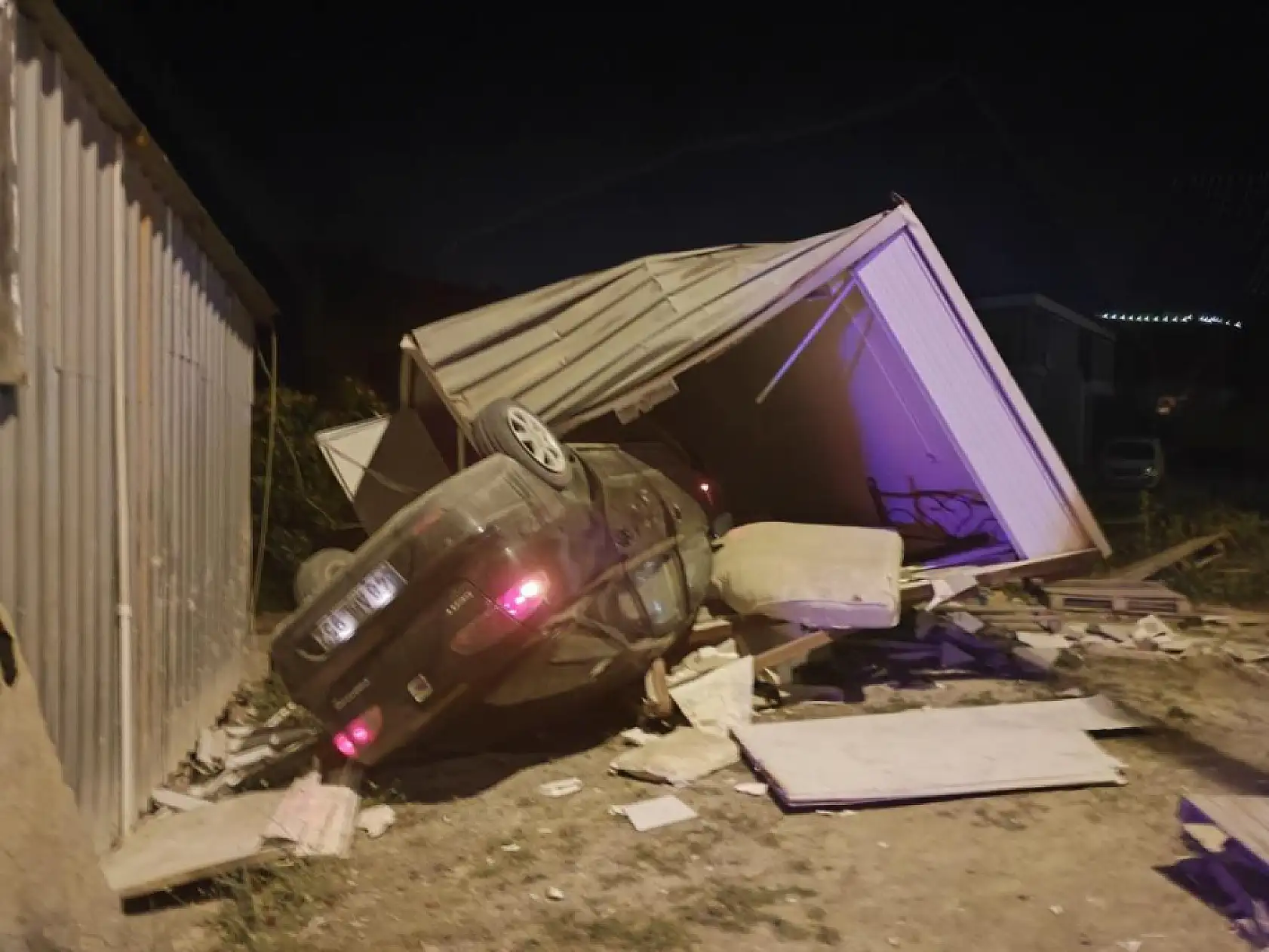 Bodrum'da korkunç kaza! Otomobil takla attı ve konteynere çarptı, 3 kişi yaralandı