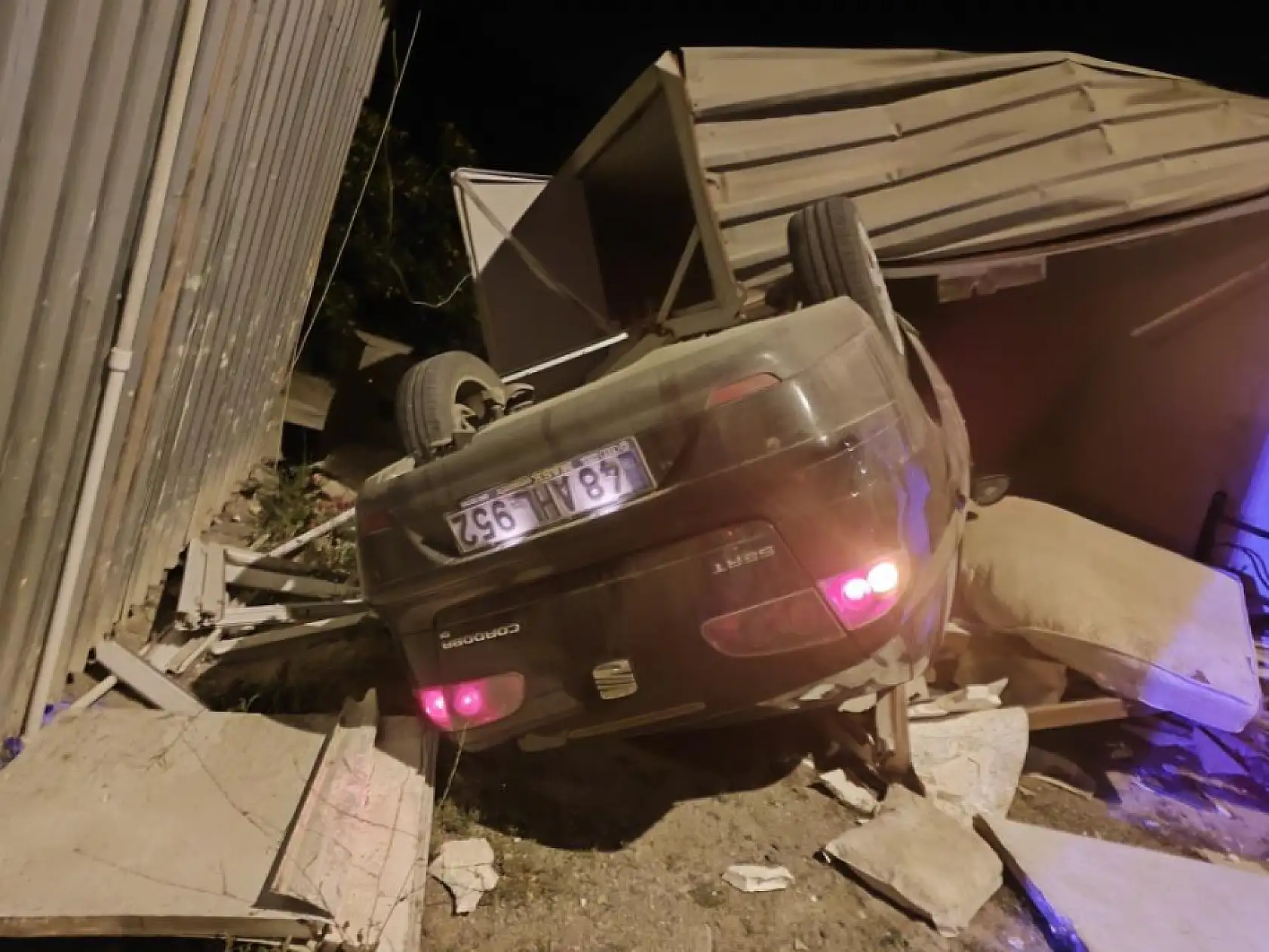Bodrum'da korkunç kaza! Otomobil takla attı ve konteynere çarptı, 3 kişi yaralandı