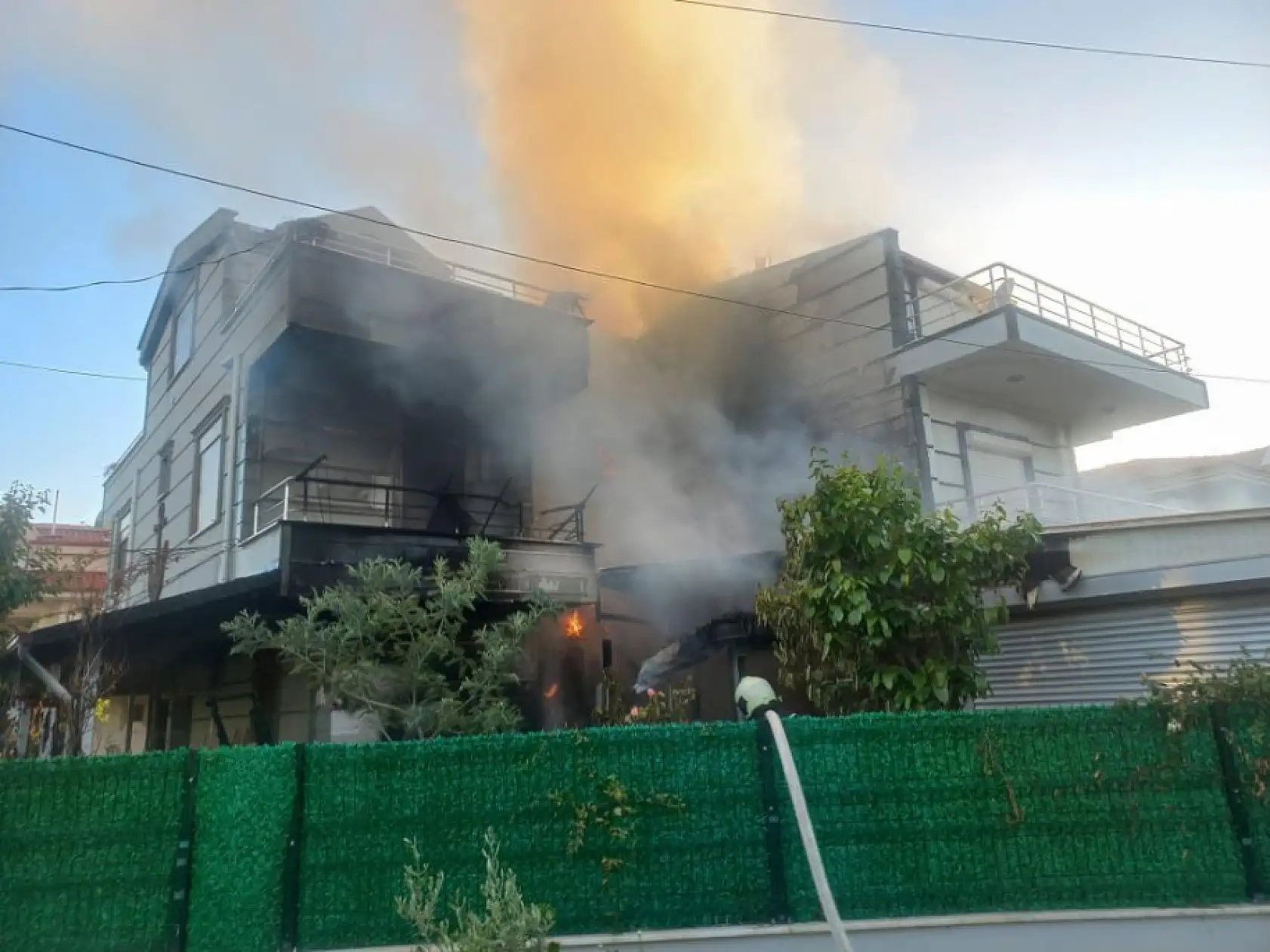 Villa garajında yangın: Alevler eve sıçradı