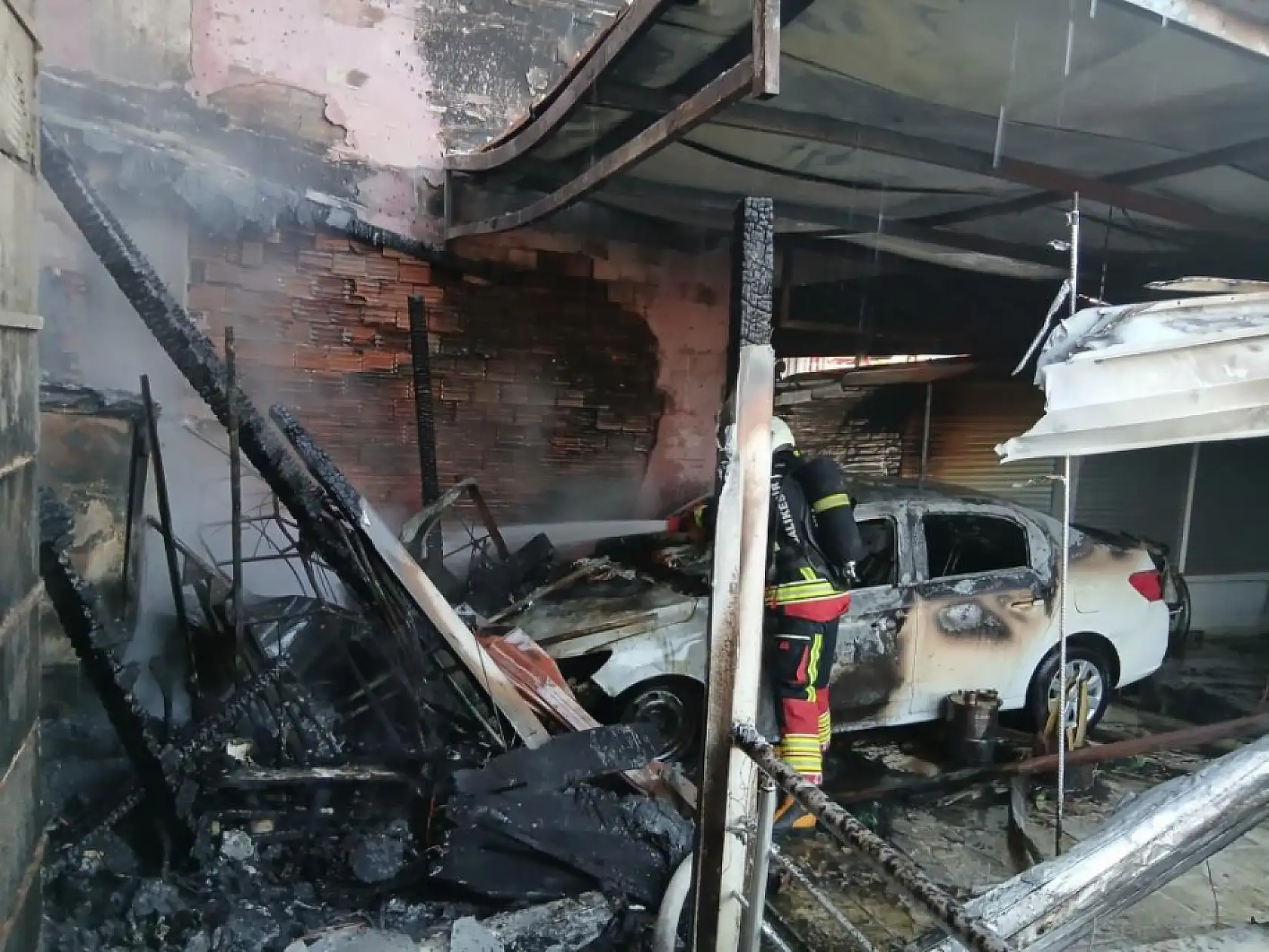 Villa garajında yangın: Alevler eve sıçradı