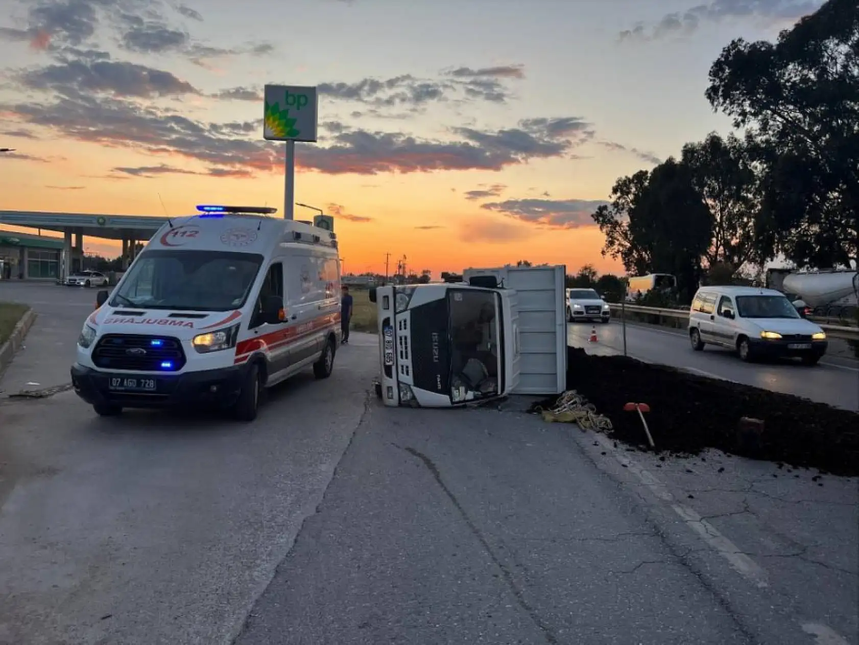 Lastiği patlayan kamyonet devrildi, 3 kişi hastaneye kaldırıldı