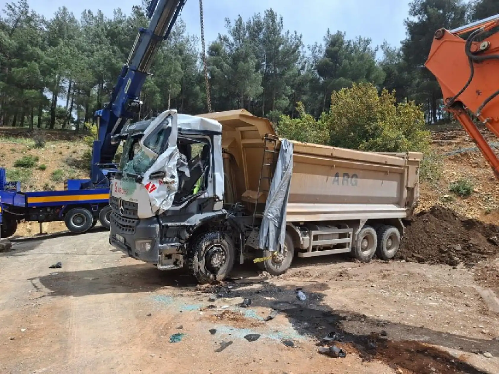 Kamyon devrildi, sürücü kaçmak isterken canından oldu!