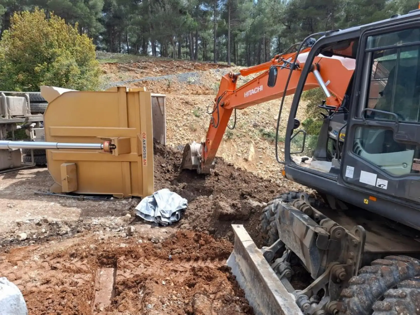 Kamyon devrildi, sürücü kaçmak isterken canından oldu!