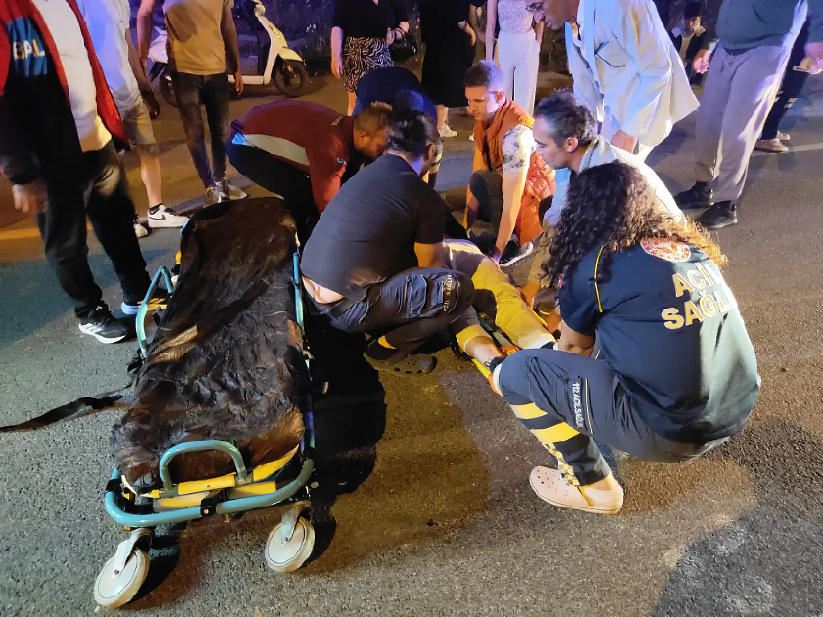 Domuz sürüsüne çarpan motosiklet sürücüsü ağır yaralandı