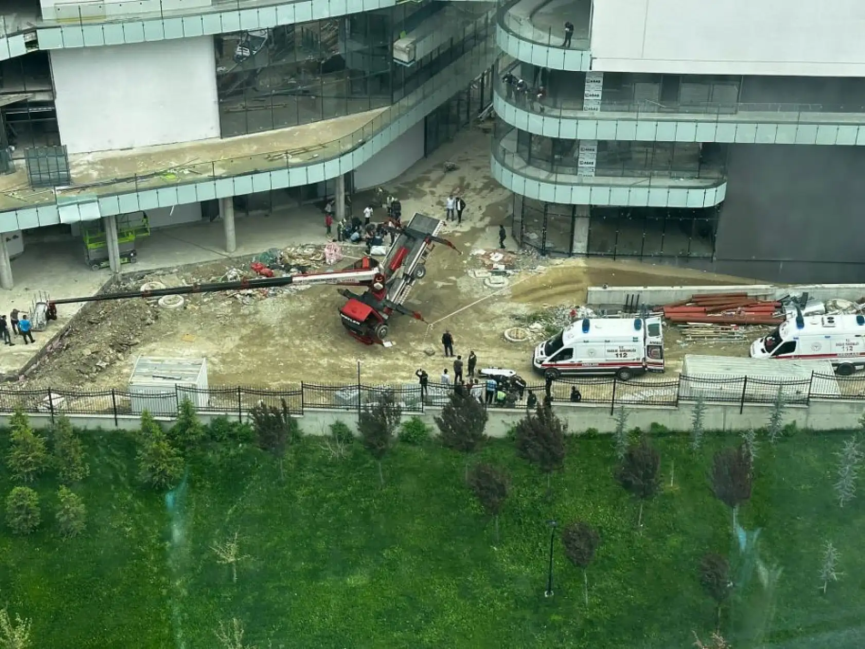Ankara'da Korkutan İnşaat Kazası: Vinç Devrildi, Can Pazarı Yaşandı