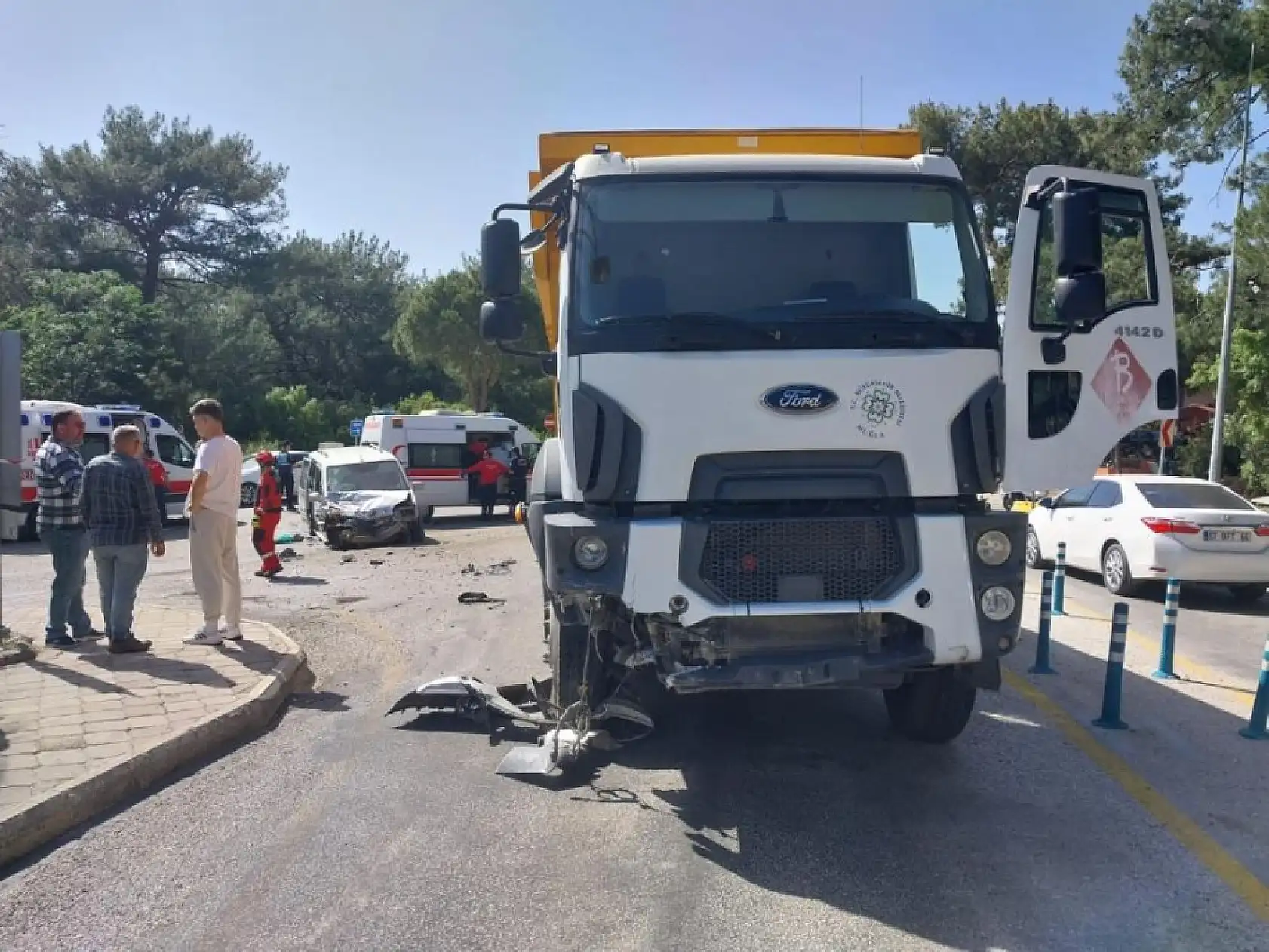 Fethiye'de kamyonet ve iş makinesi çarpıştı: 2 yaralı