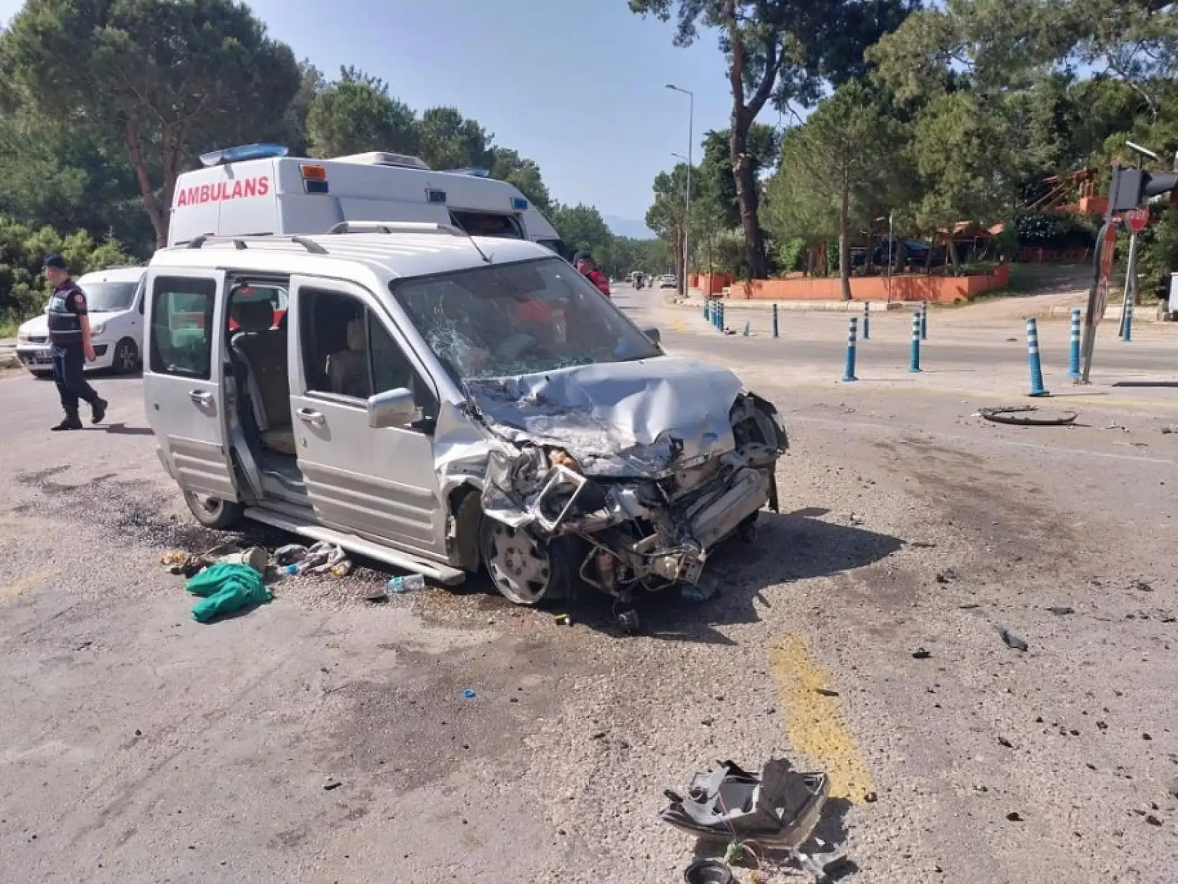 Fethiye'de kamyonet ve iş makinesi çarpıştı: 2 yaralı