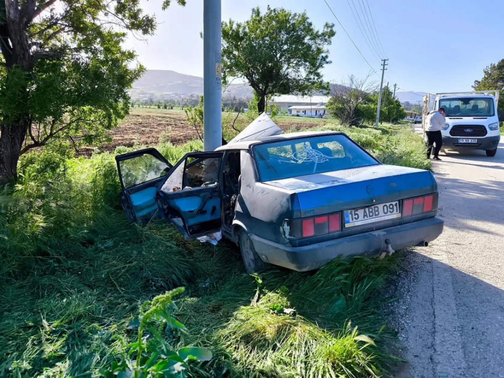 Sollama faciası! Direğe çarpan araçta karı-koca yaralandı