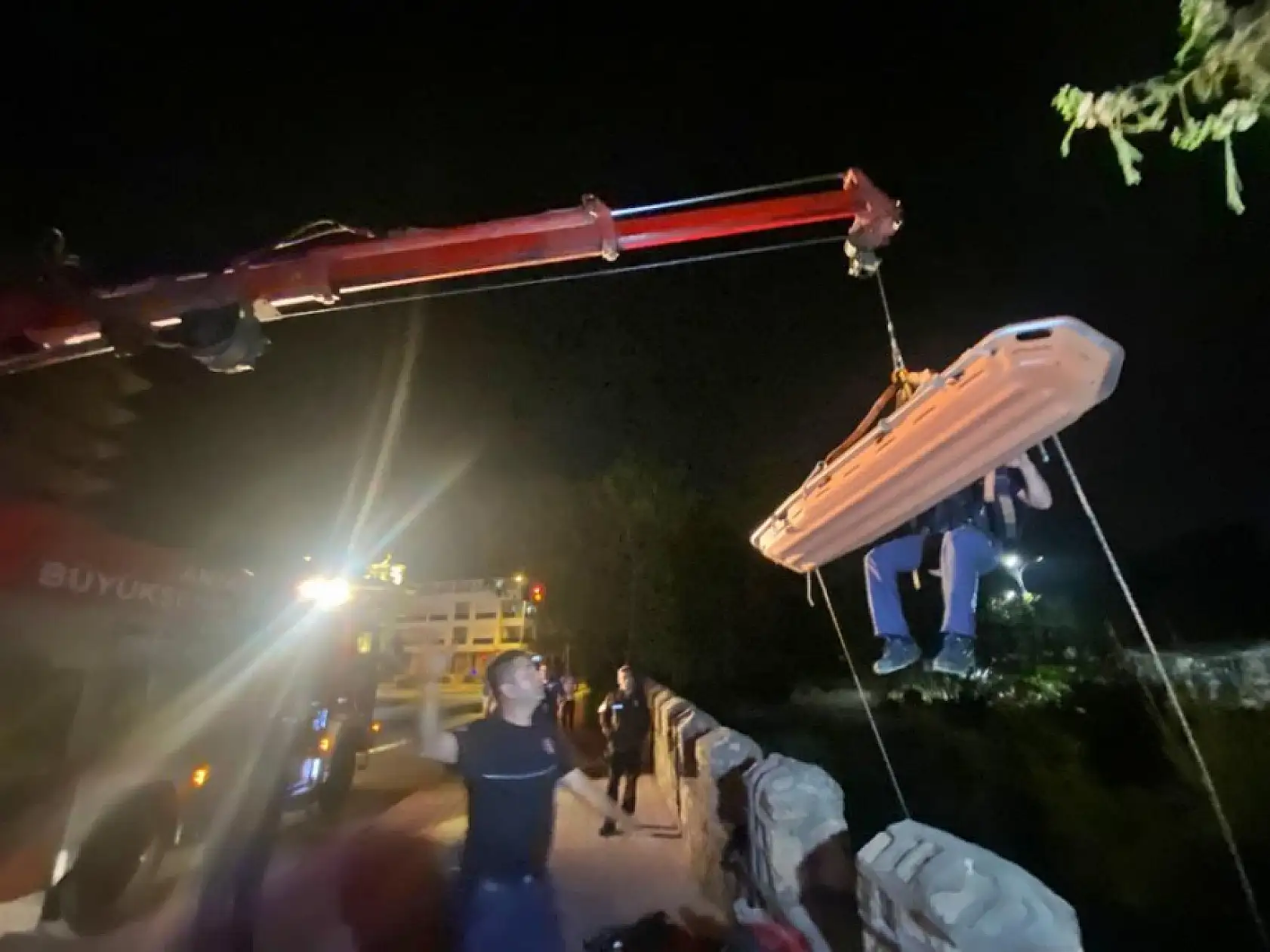 Gece yarısı dehşeti! Köprüye çıkan genç beton zemine düştü