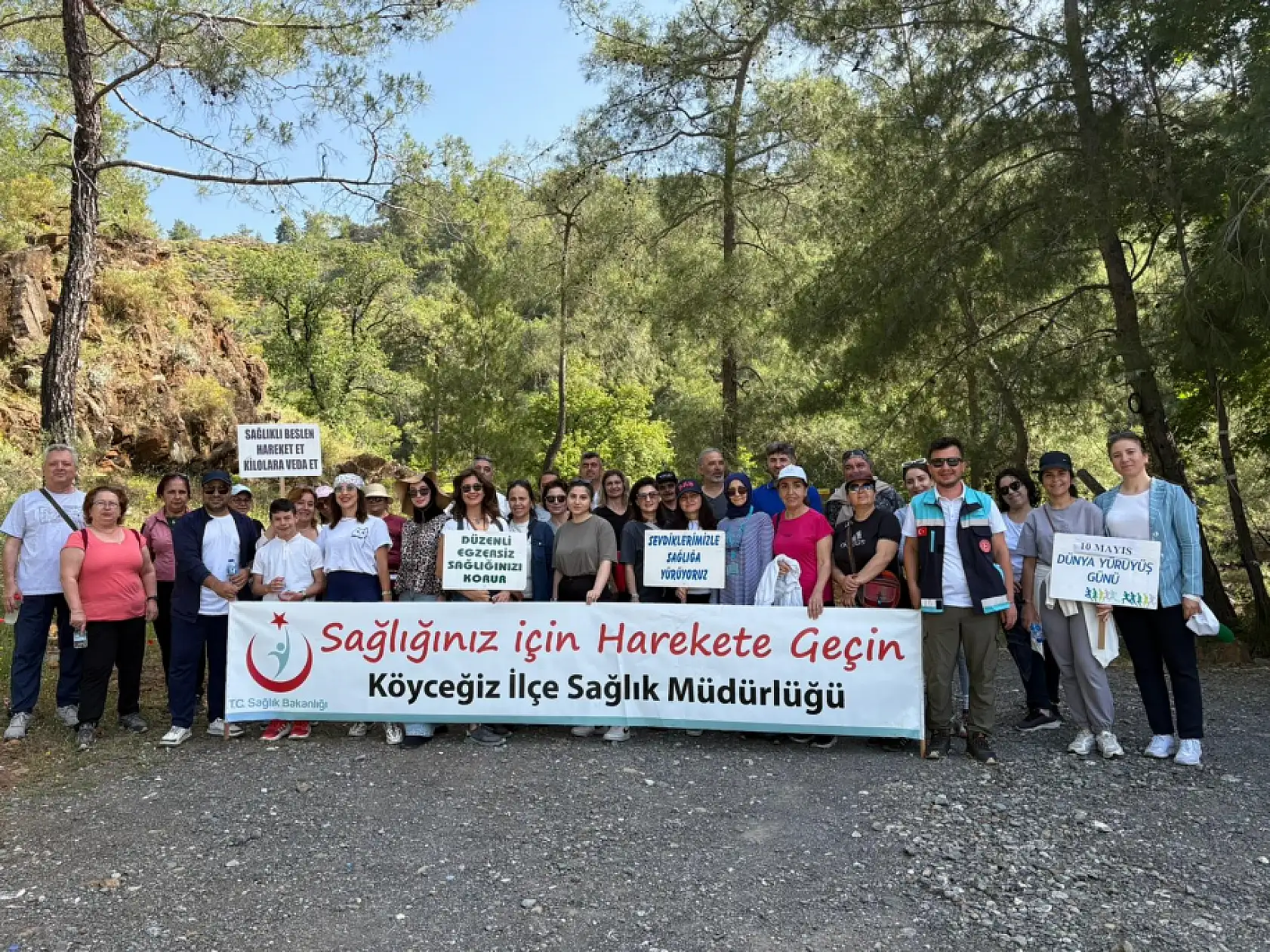 Köyceğiz'de sağlıkçılar Toparlar Şelalesi'ne yürüdü