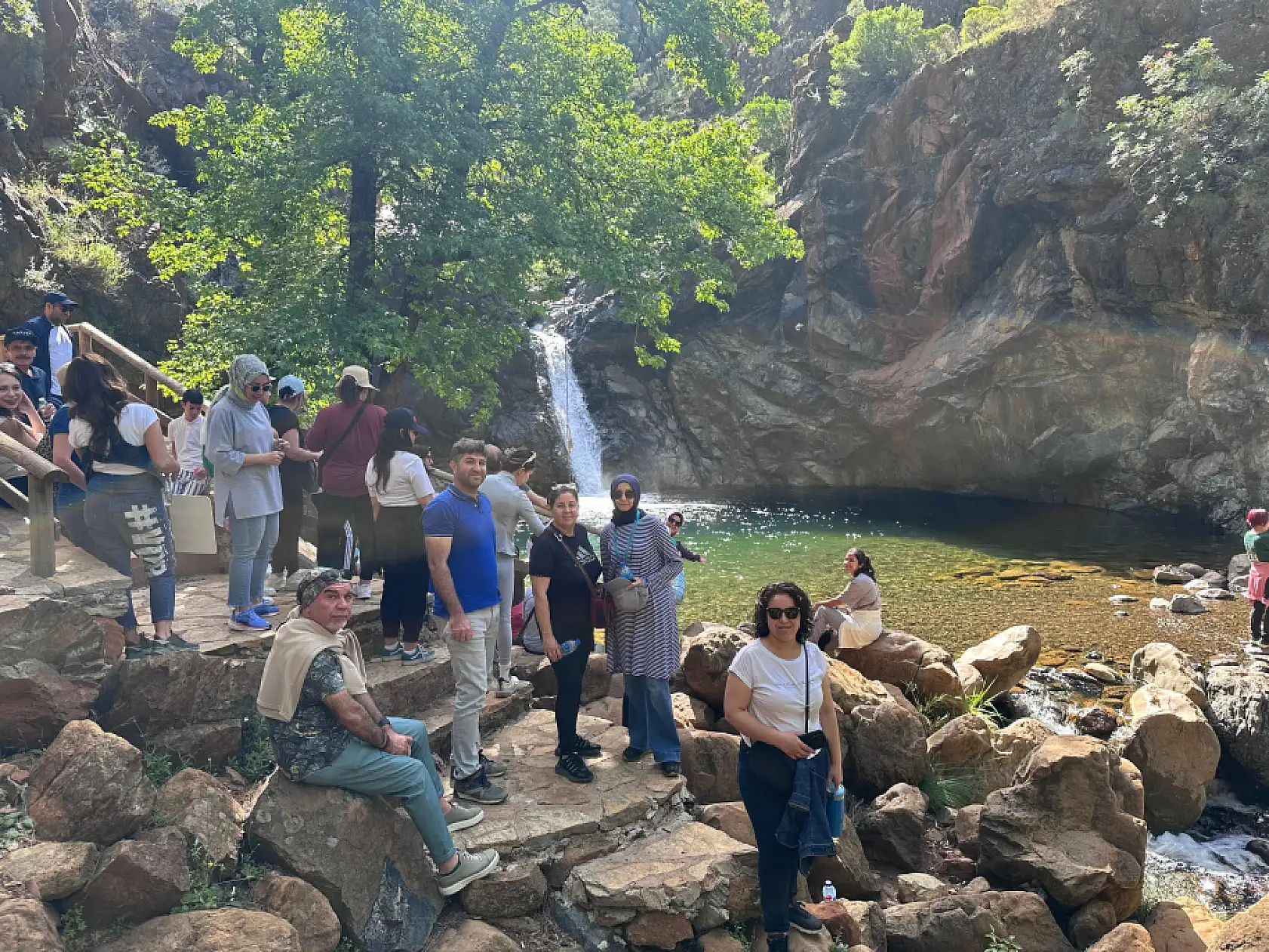 Köyceğiz'de sağlıkçılar Toparlar Şelalesi'ne yürüdü