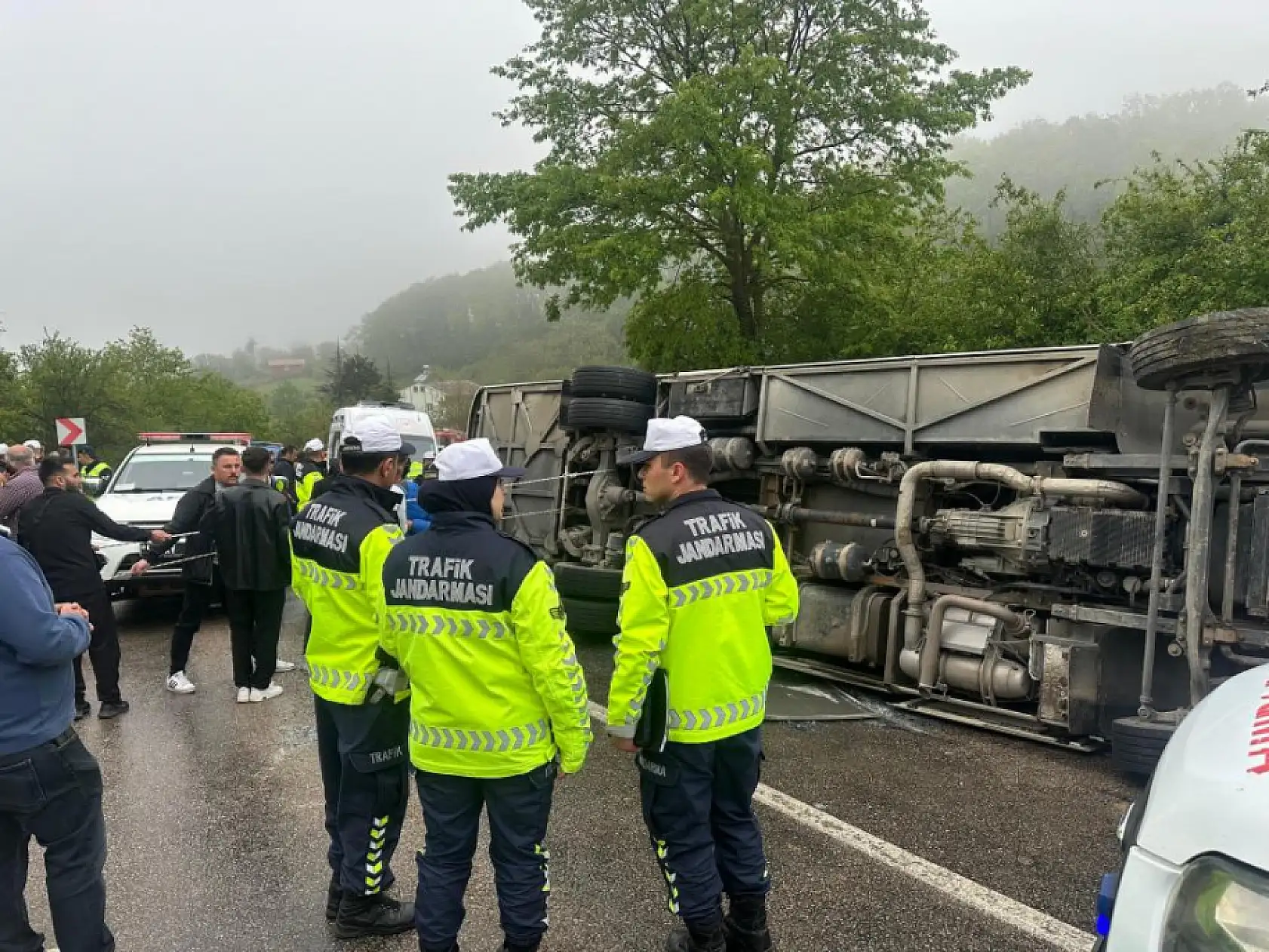Tur otobüsü feci şekilde devrildi: 34 yaralı