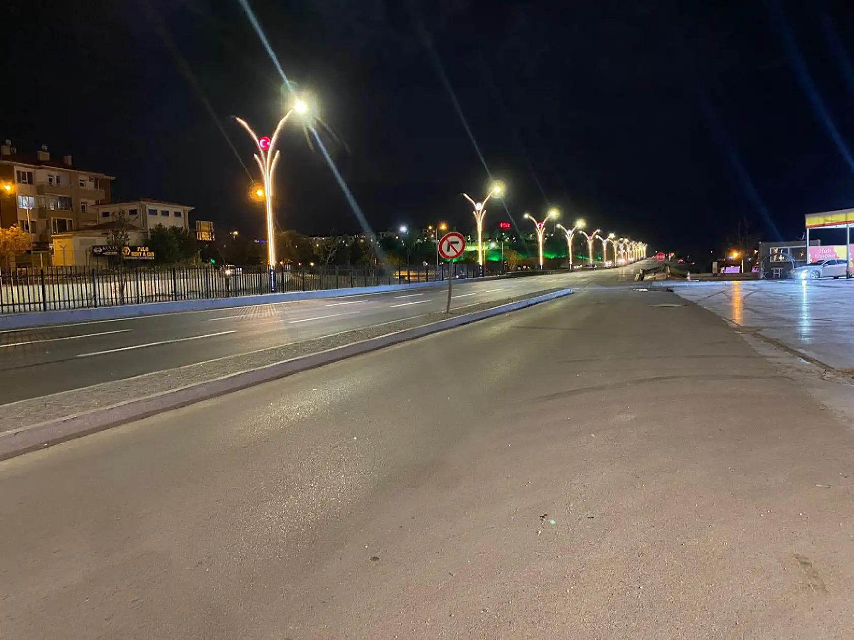 Motosiklet trafik levhasına çarptı: 2 ölü