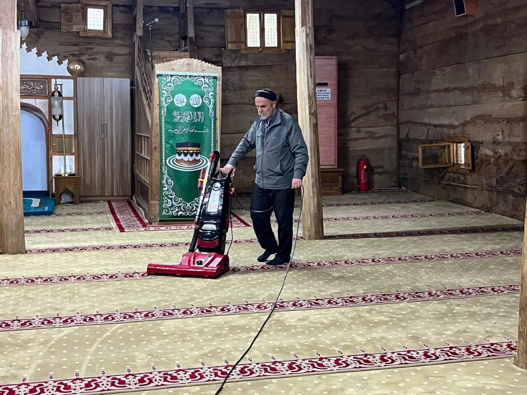 8 asırlık ahşap camide kokarca istilası